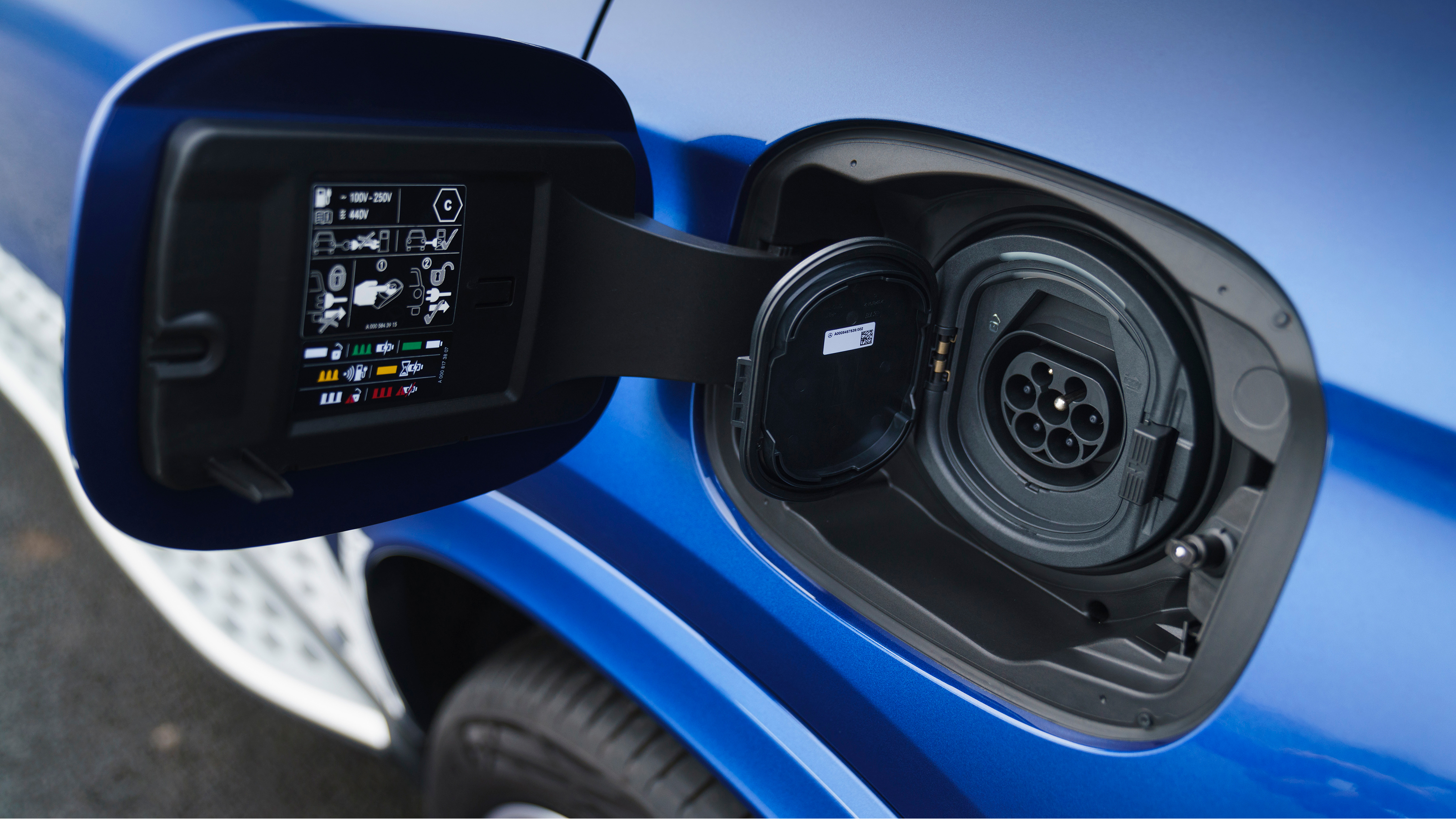 Mercedes GLC 300 e - charging socket