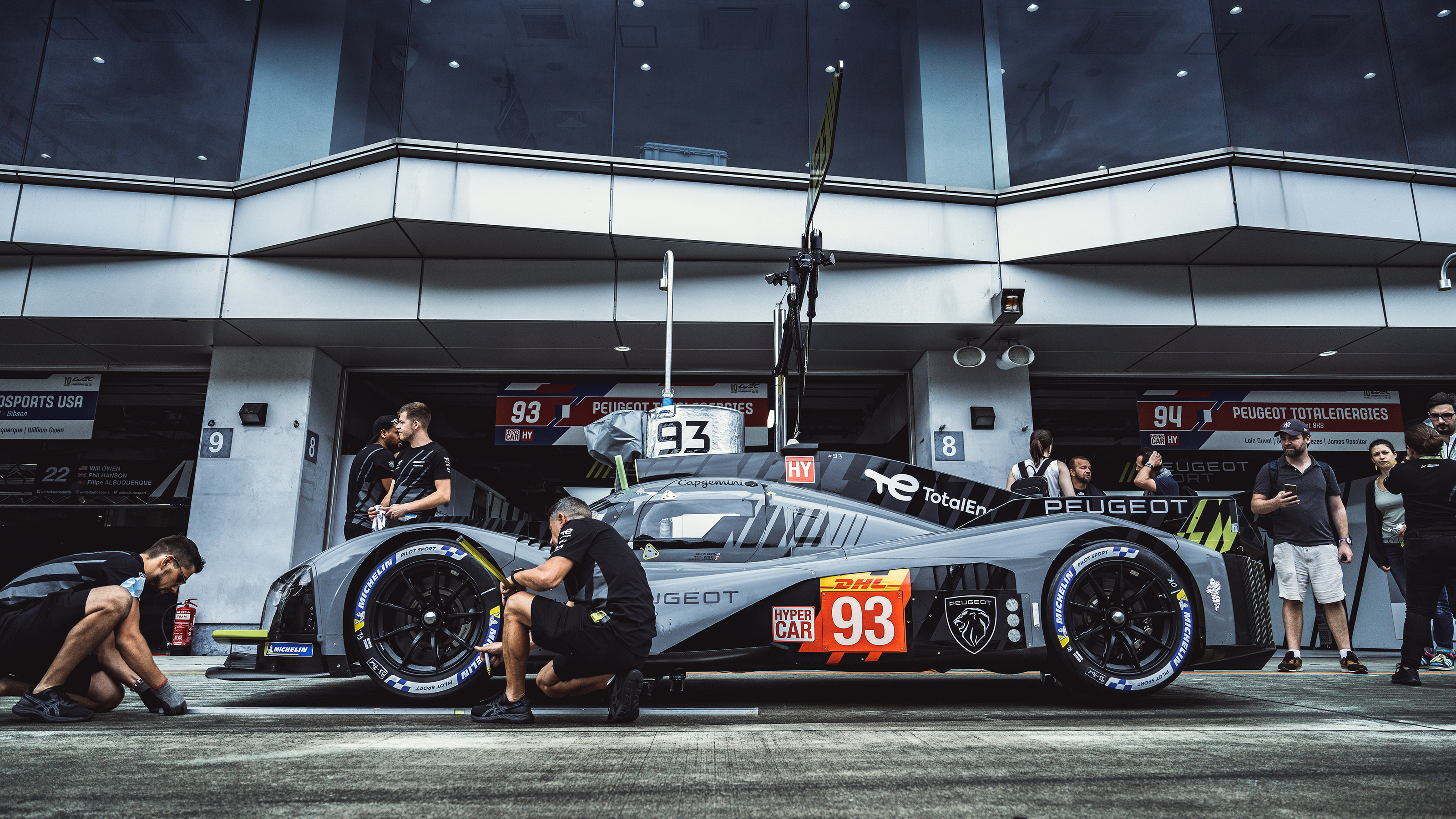 Peugeot 9X8 - in pitlane