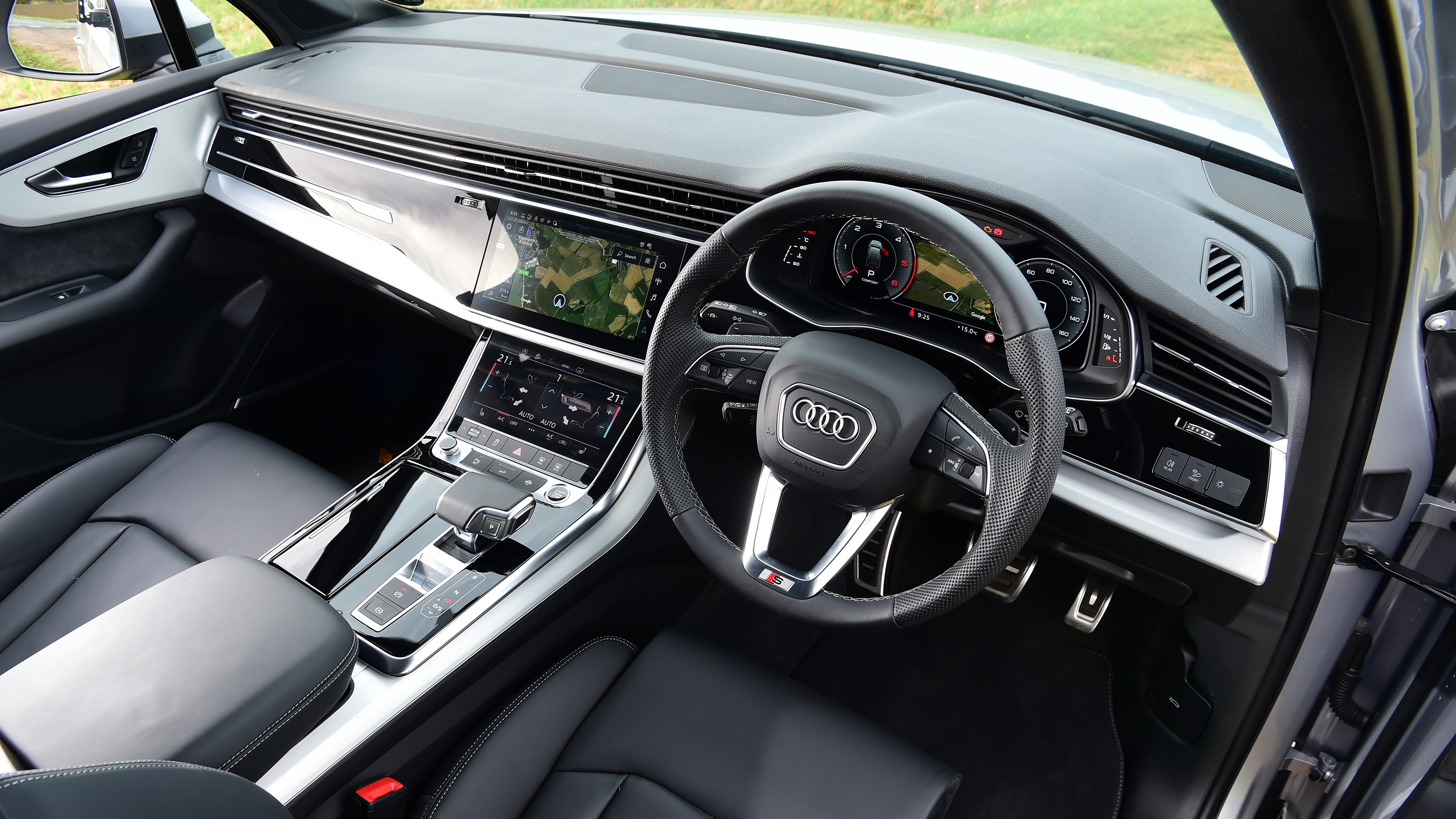 Audi Q7 - interior (driver's door view)