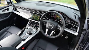 Audi Q7 - interior (driver's door view)