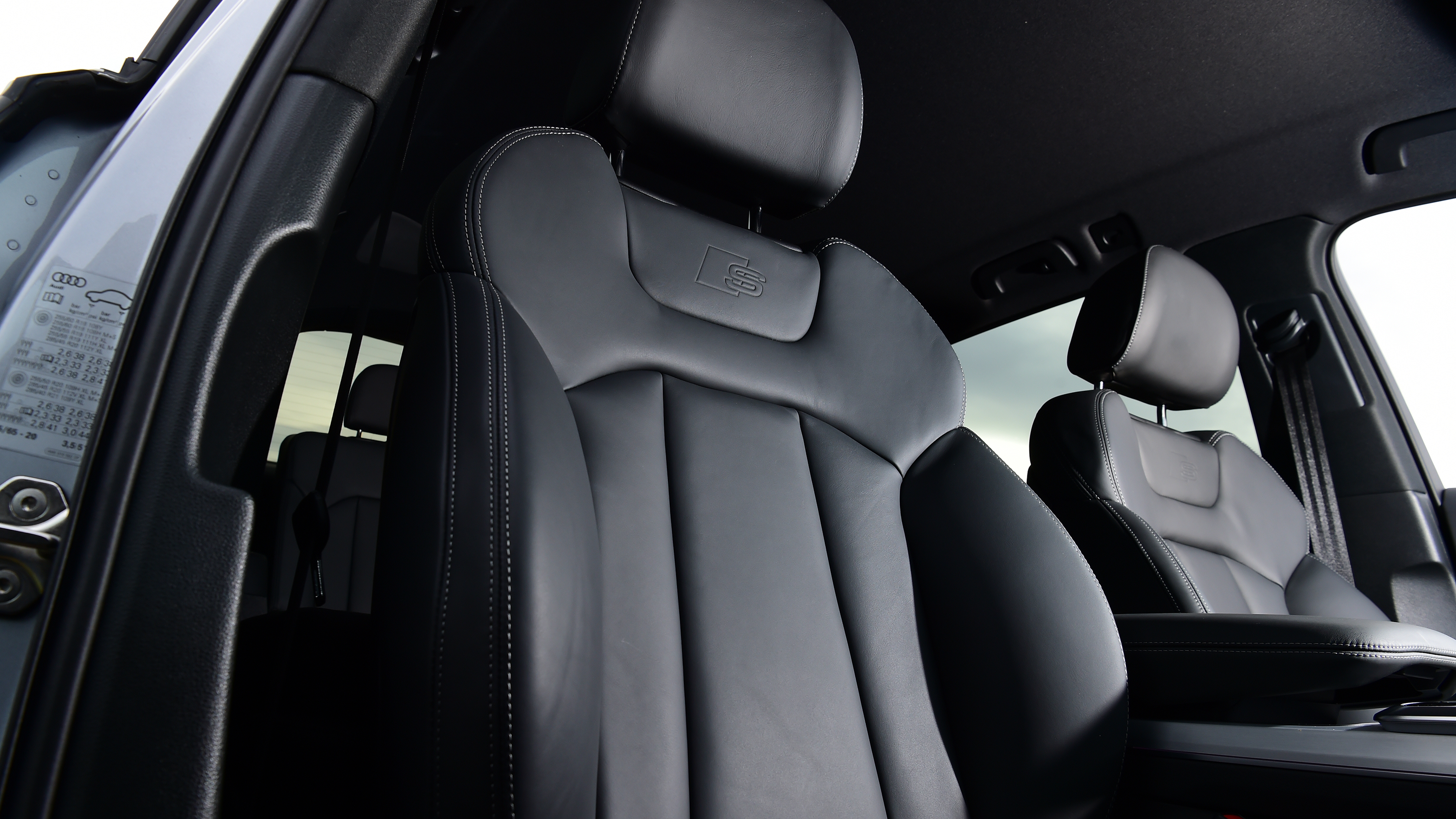 Audi Q7 - front seats