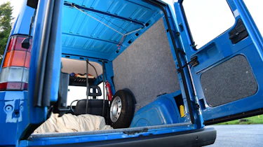 Renault 5 Extra - loading bay