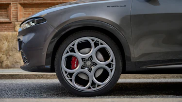Alfa Romeo PHEV - front ns wheel