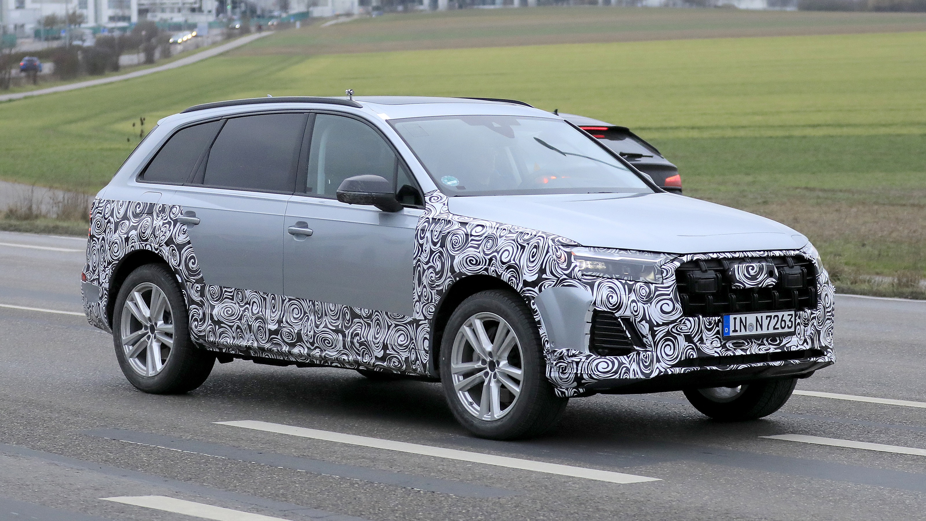 Audi Q7 facelift spy shots - front