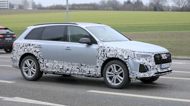 Audi Q7 facelift spy shots - driving
