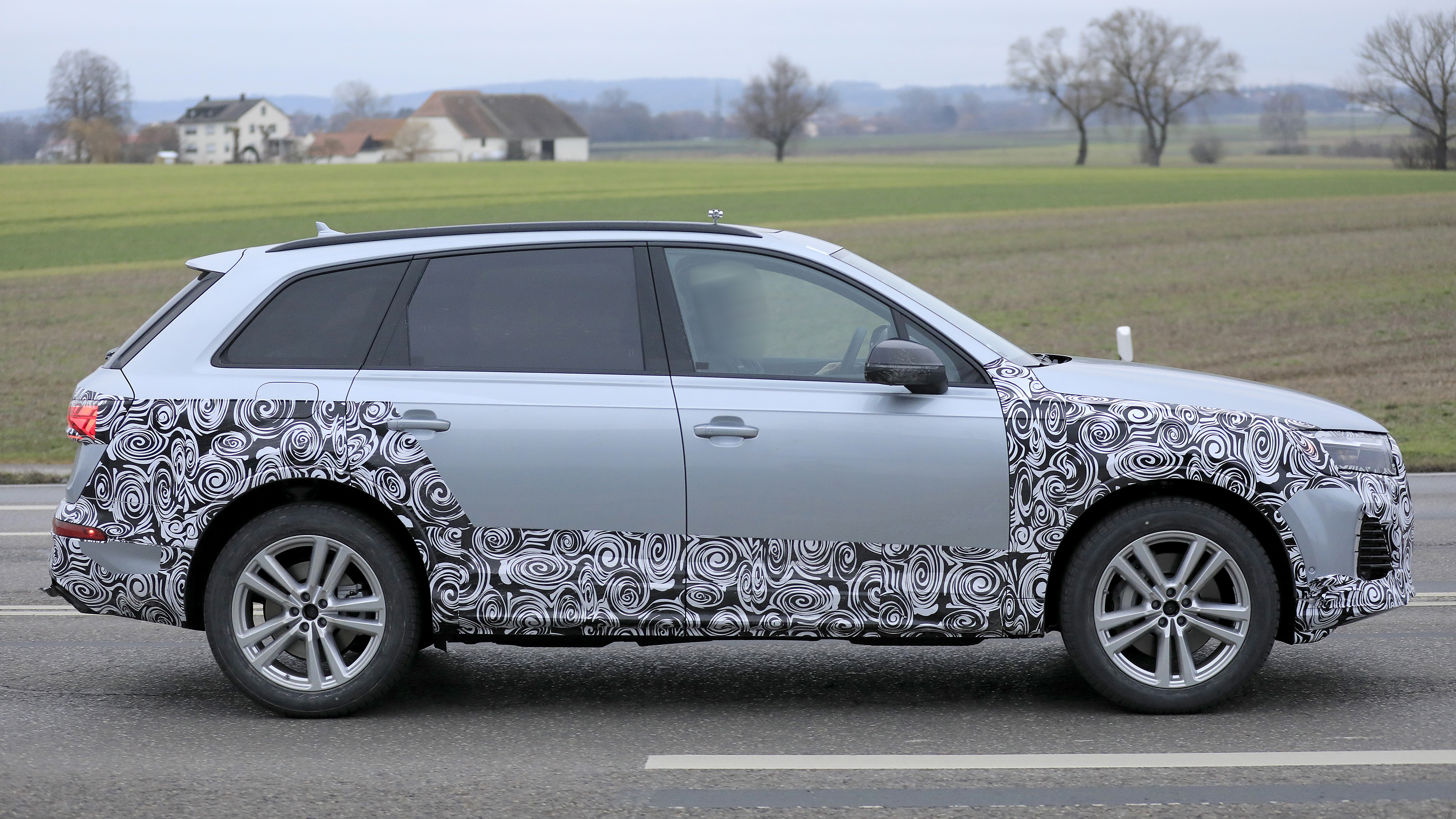 Audi Q7 facelift spy shots - side