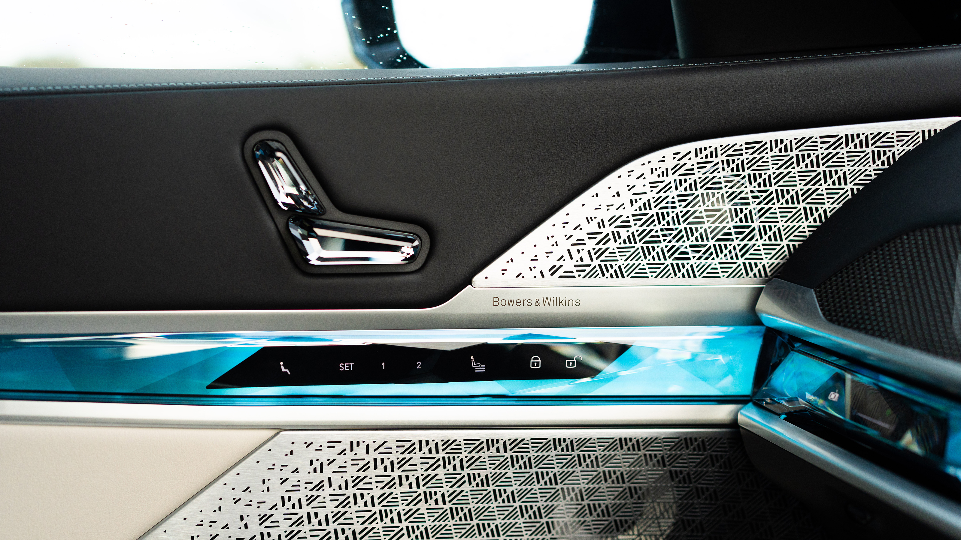 BMW i7 - door-mounted seat controls
