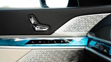 BMW i7 - door-mounted seat controls