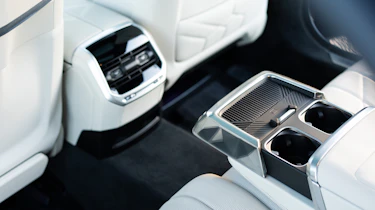 BMW i7 - rear cupholders and vents