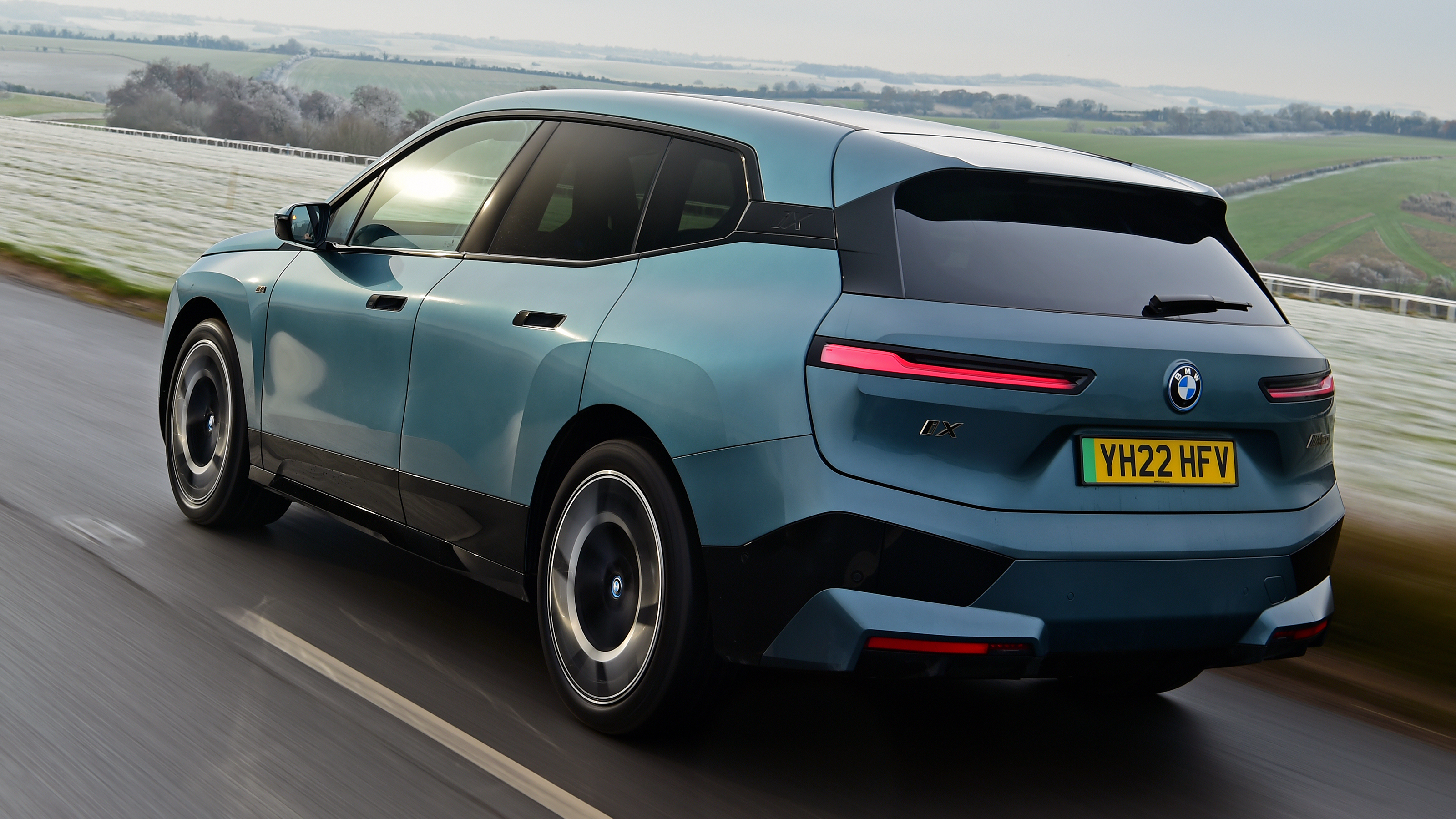 BMW iX M60 - rear tracking