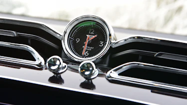 Bentley Bentayga EWB - clock
