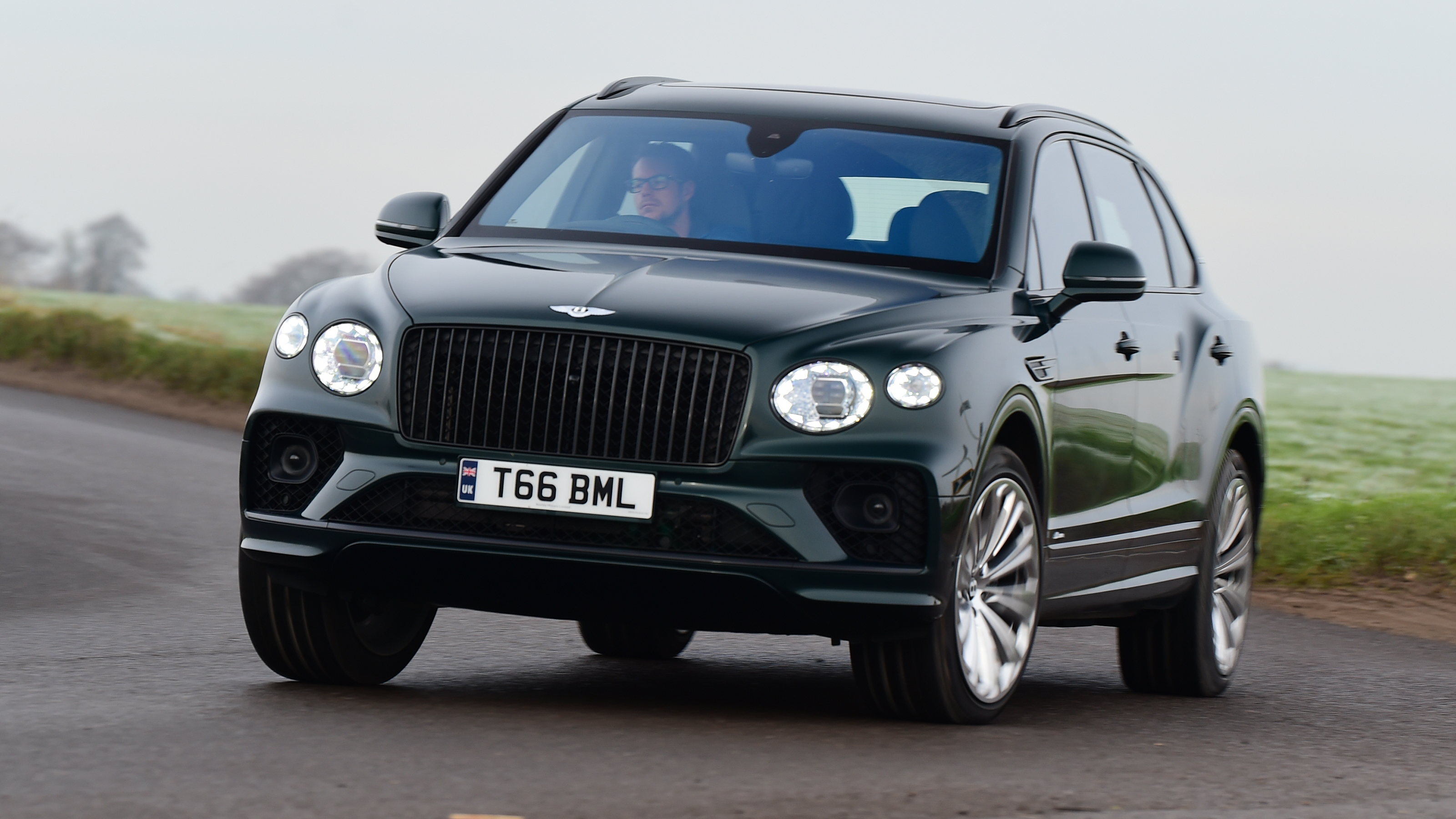 Bentley Bentayga EWB - front cornering