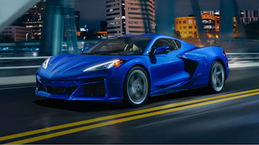 Chevrolet Corvette E-Ray (blue) - front tracking (night)