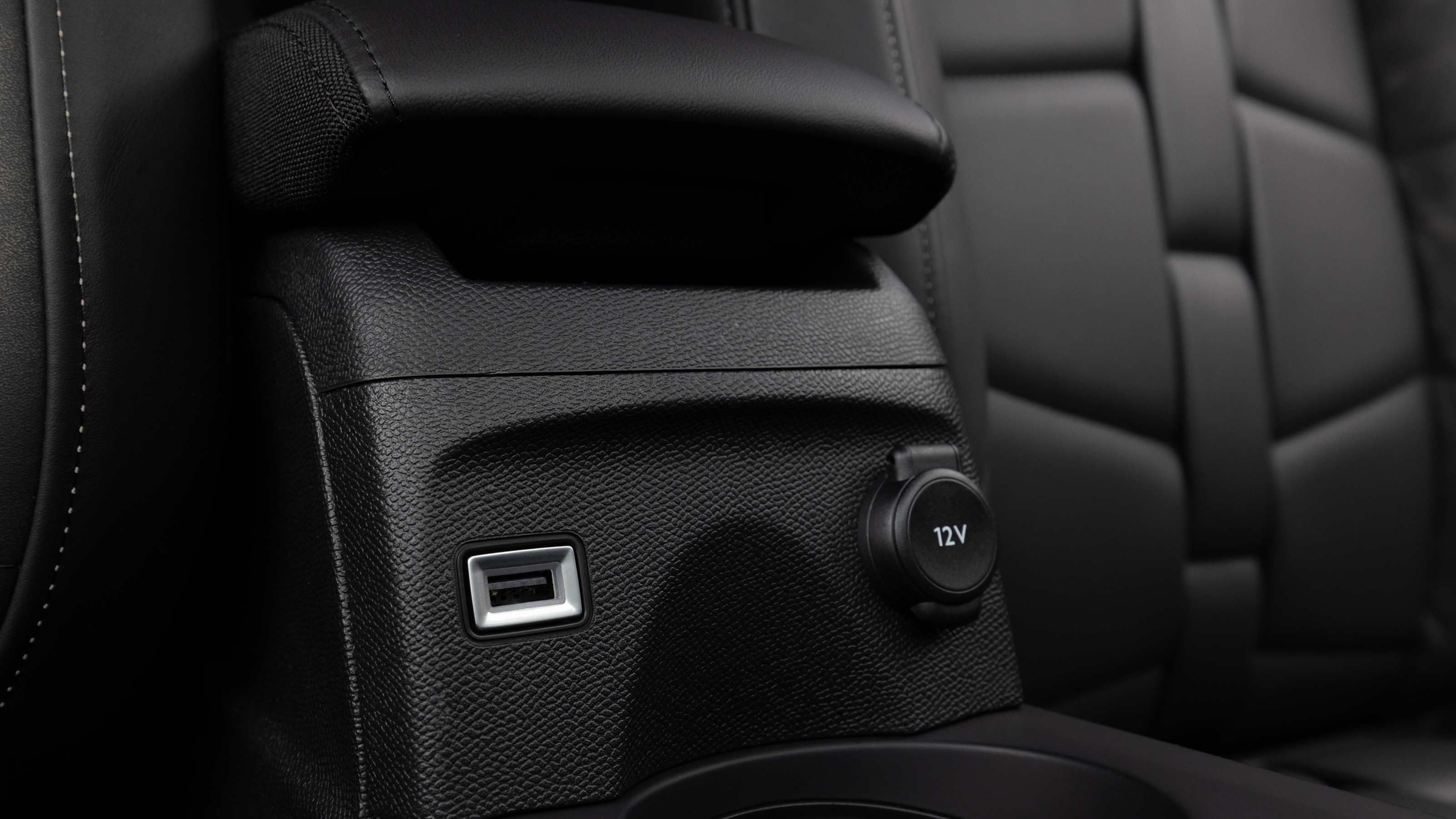 DS 3 E-Tense - 12v and USB sockets