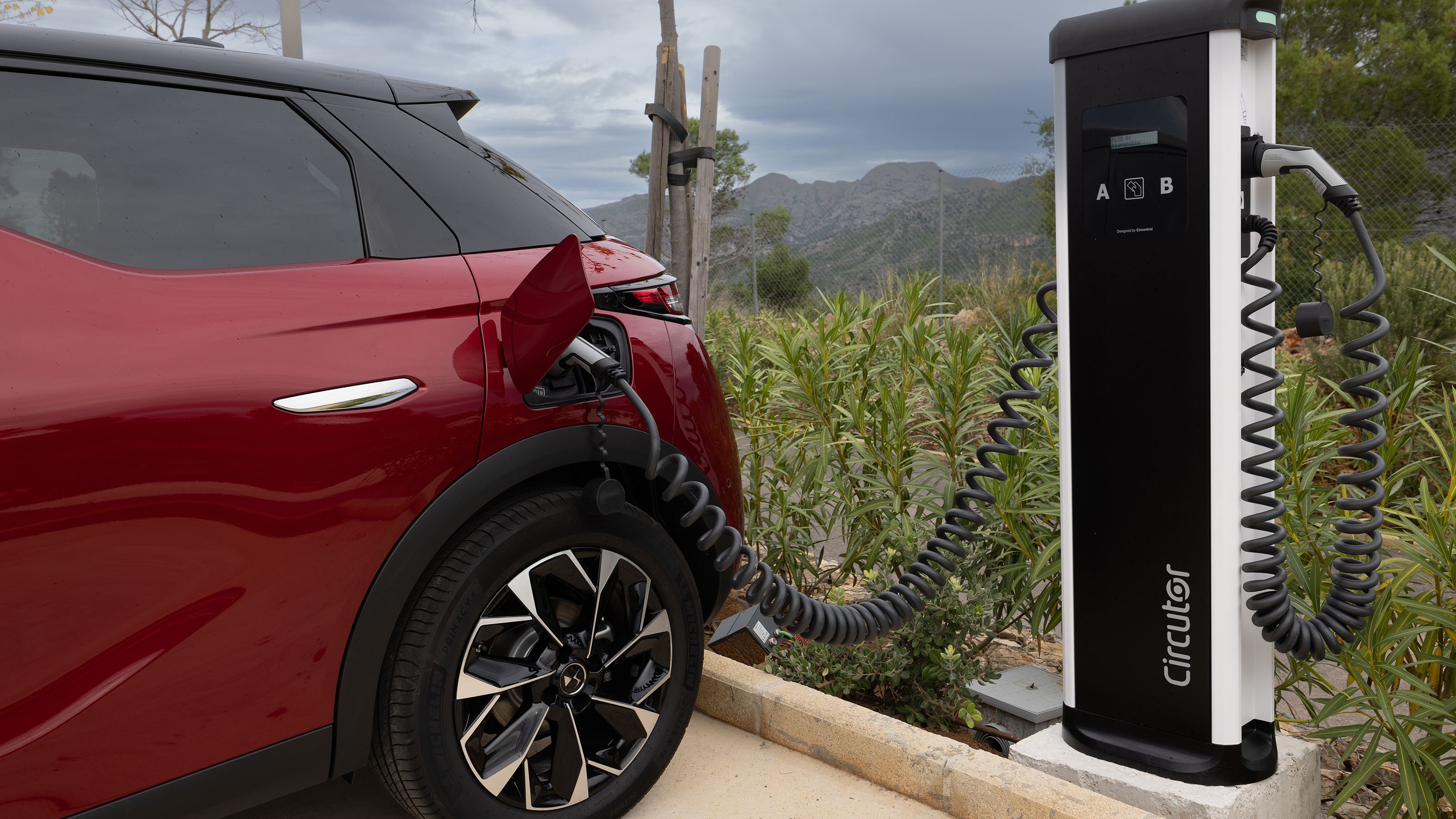 DS 3 E-Tense - connected to charger