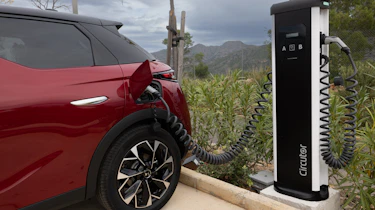 DS 3 E-Tense - connected to charger