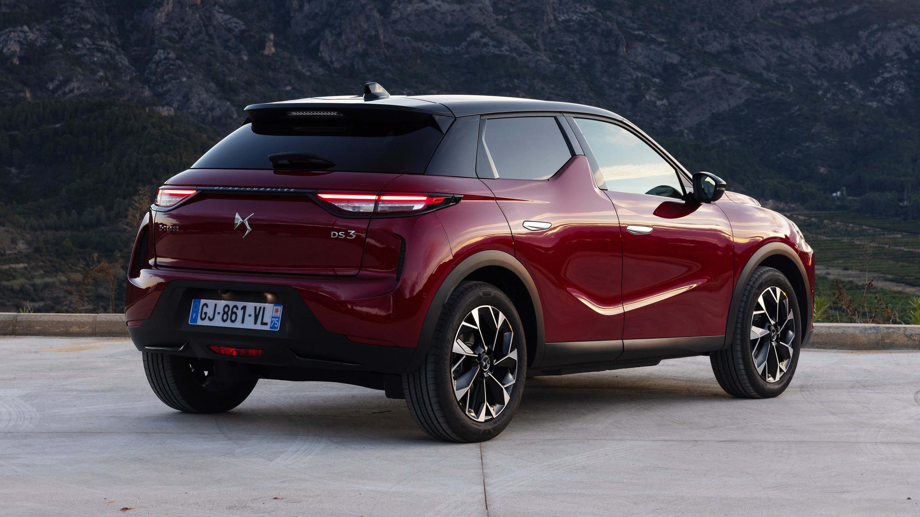 DS 3 E-Tense - rear static