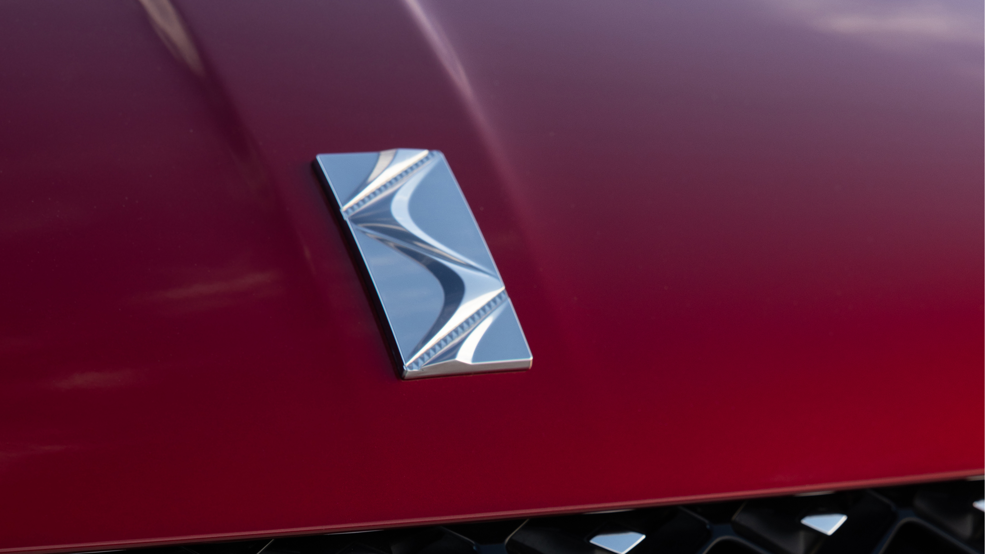 DS 3 E-Tense - bonnet badge