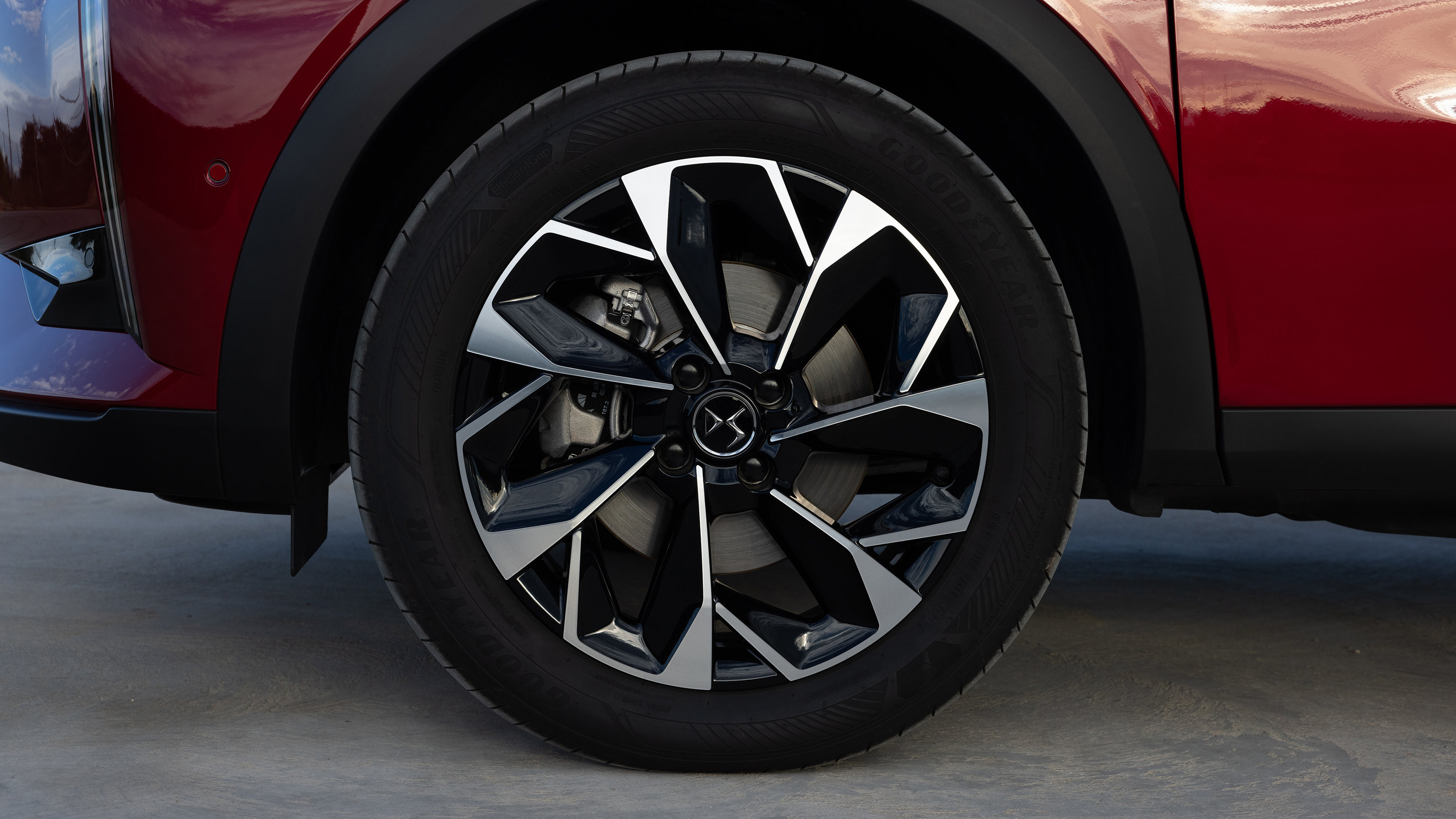 DS 3 E-Tense - front n/s wheel