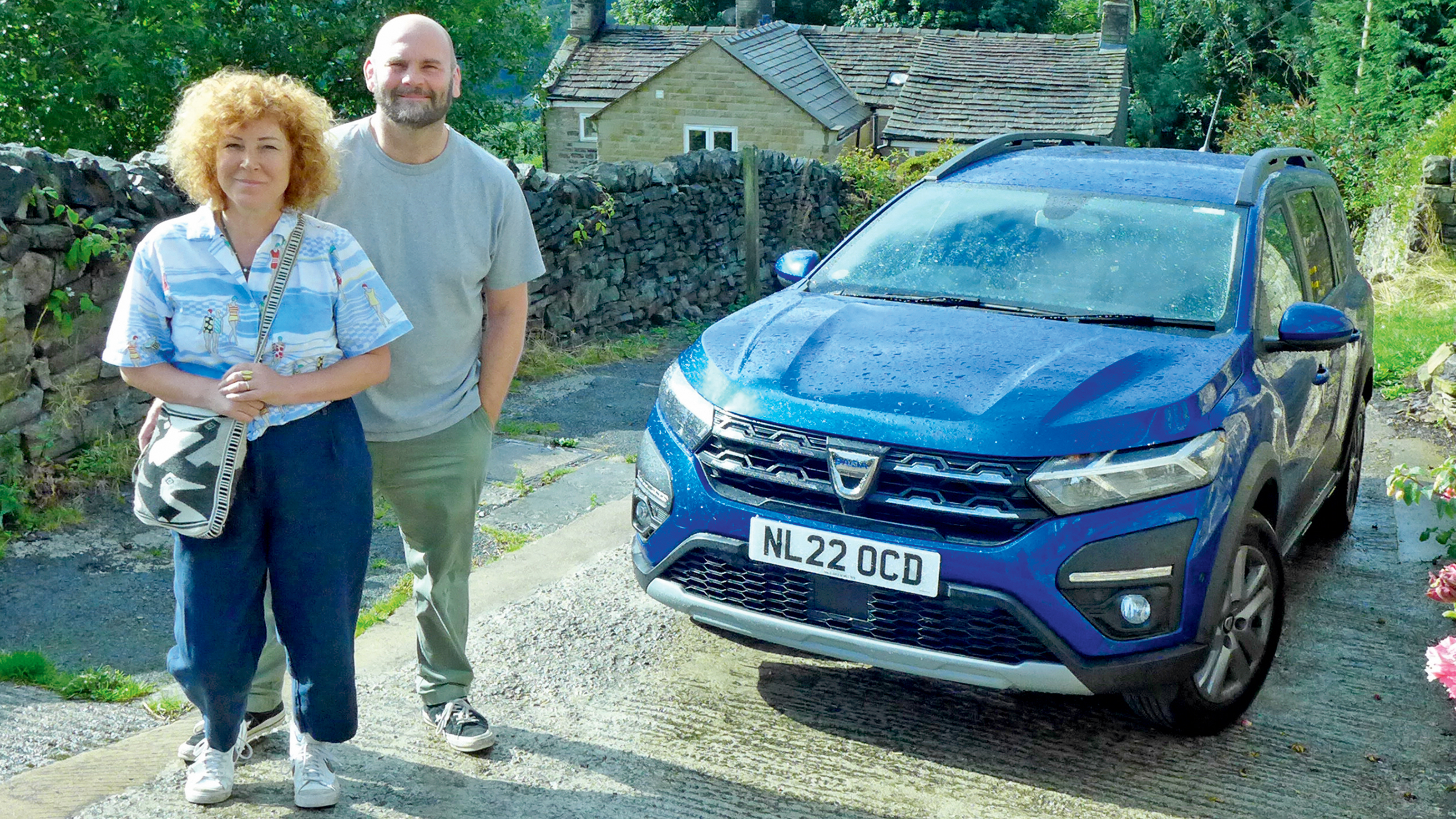Dacia Jogger long termer - standing next to Jogger