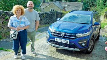 Dacia Jogger long termer - standing next to Jogger