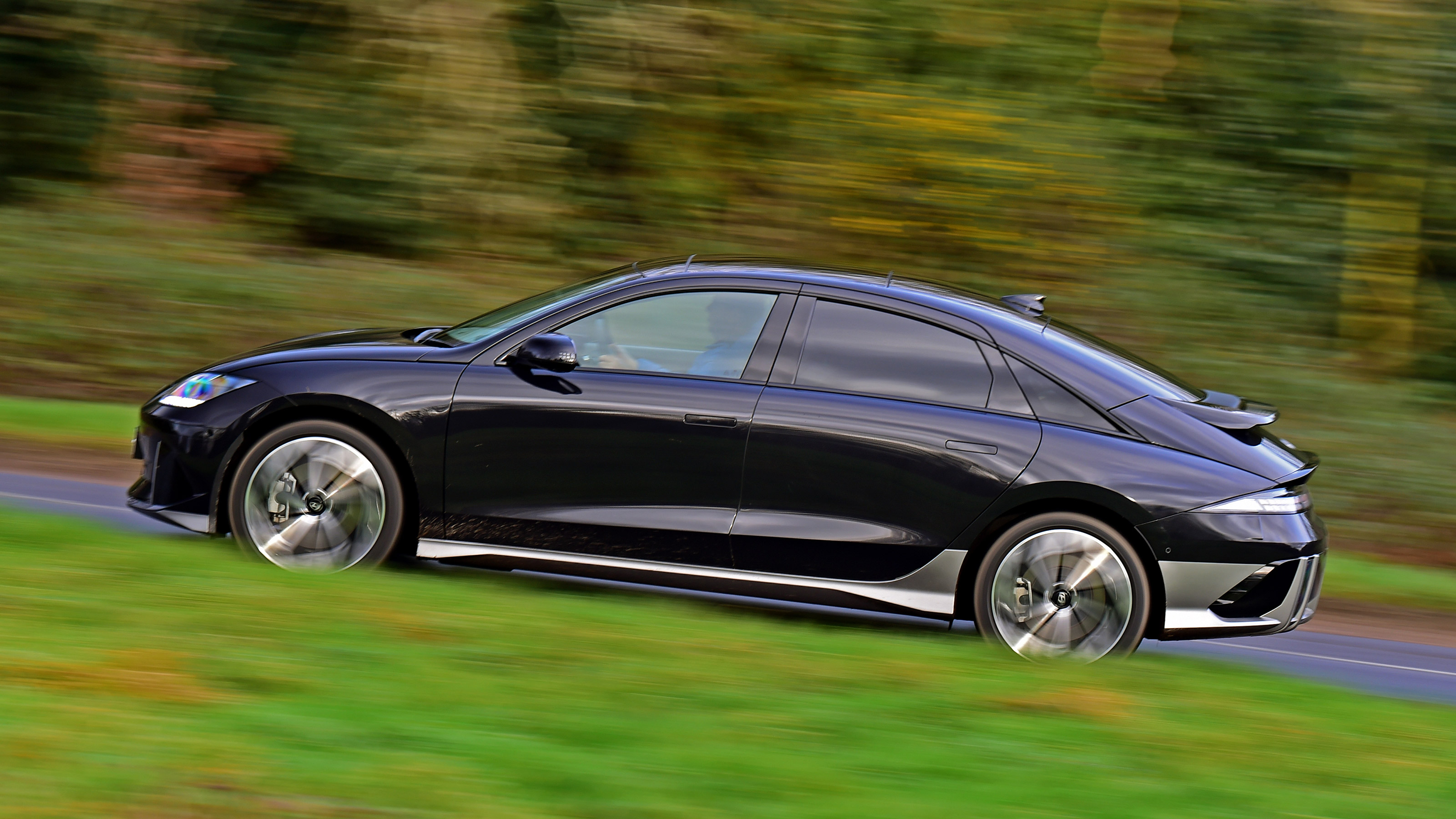 Hyundai Ioniq 6 - side