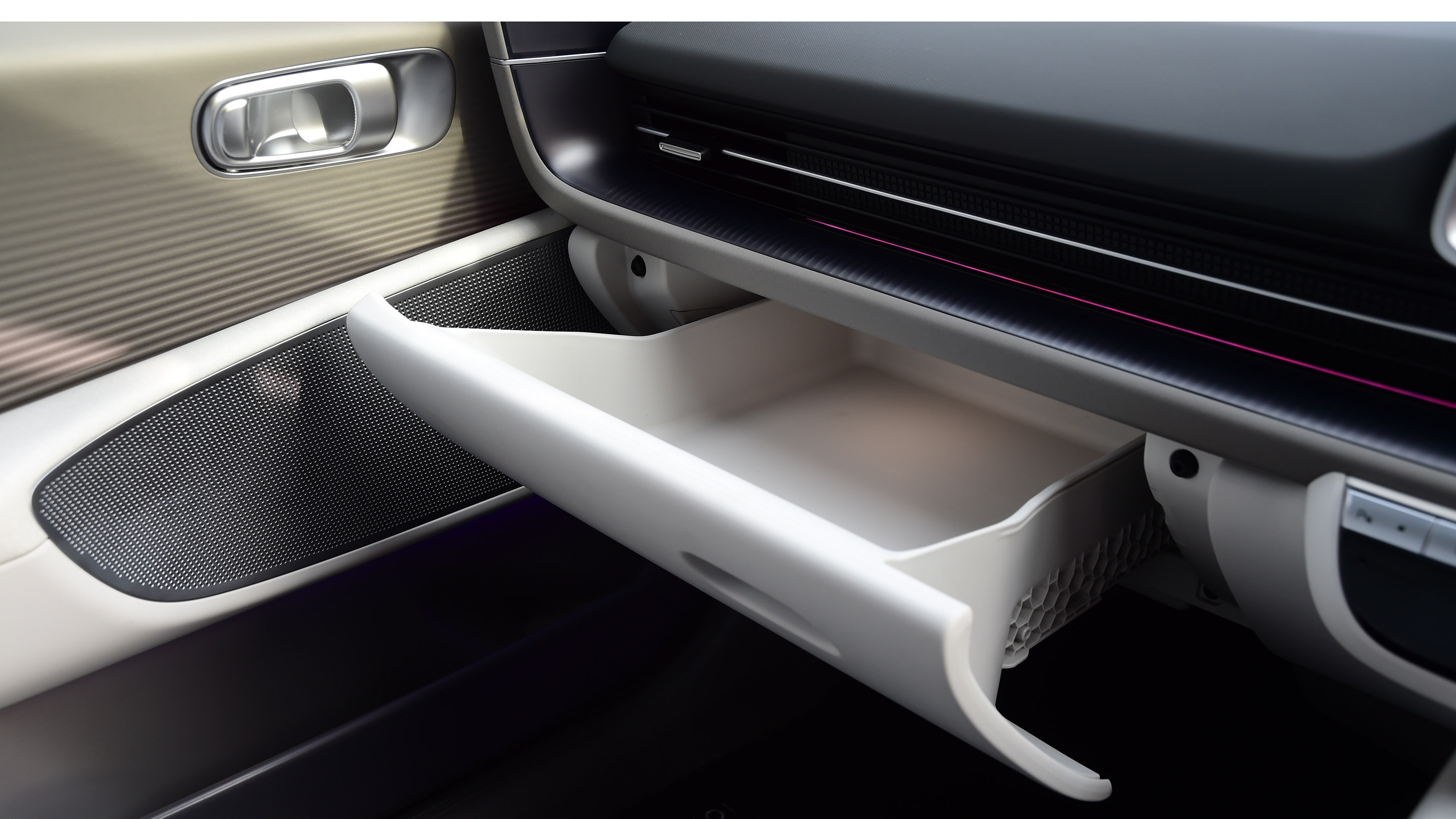 Hyundai Ioniq 6 - glovebox
