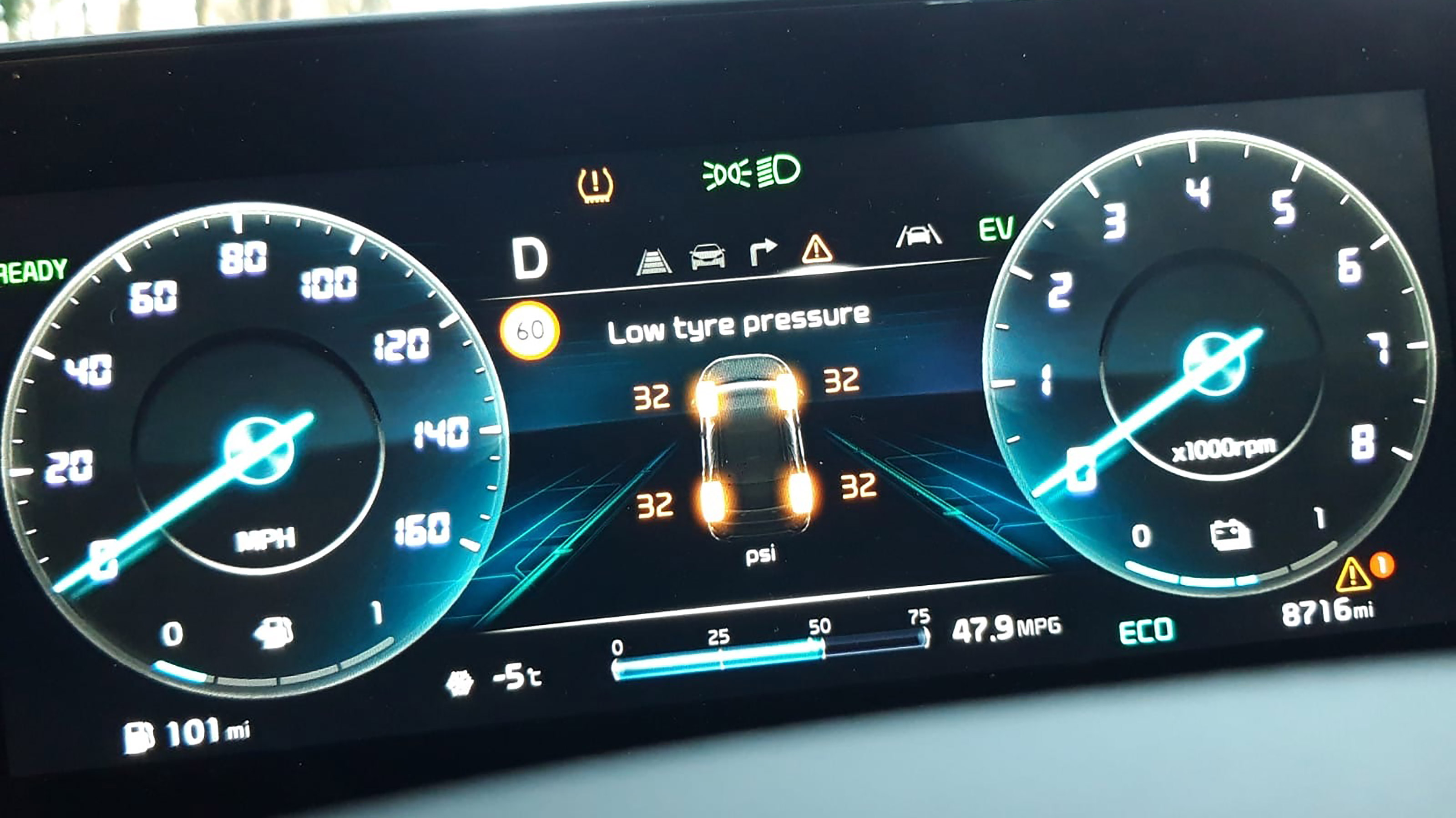 Kia Niro long termer second report dials