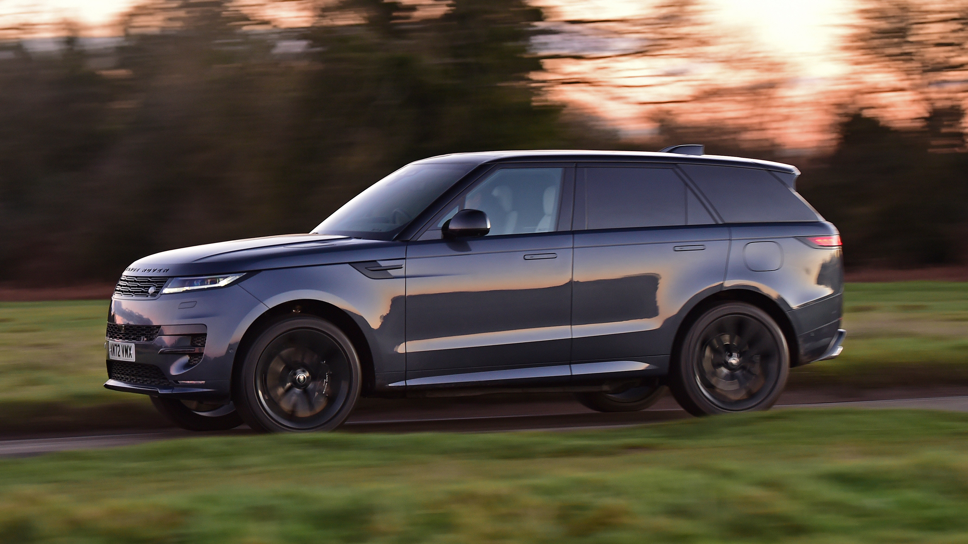 Range Rover Sport P510e - side