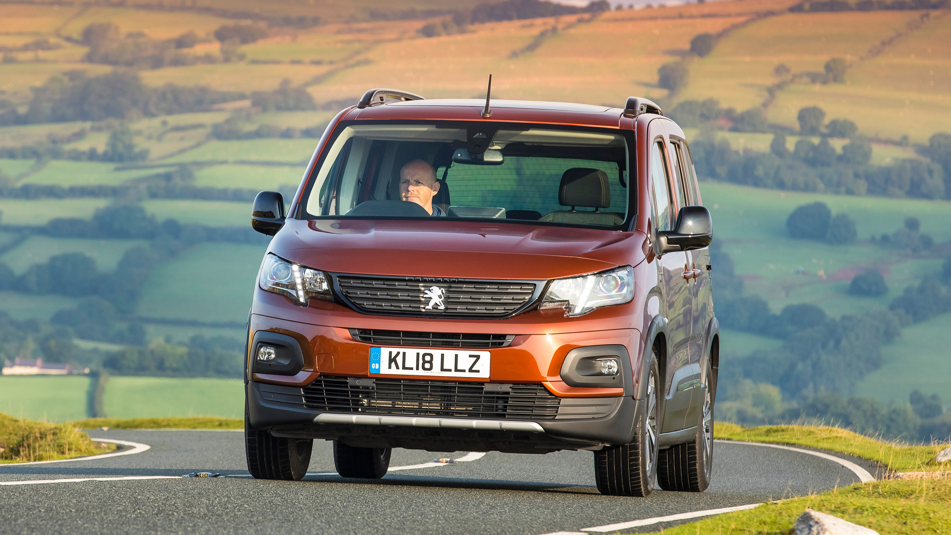 Used Peugeot Rifter - front cornering
