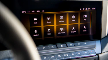 Vauxhall Astra Sports Tourer GSe - infotainment screen