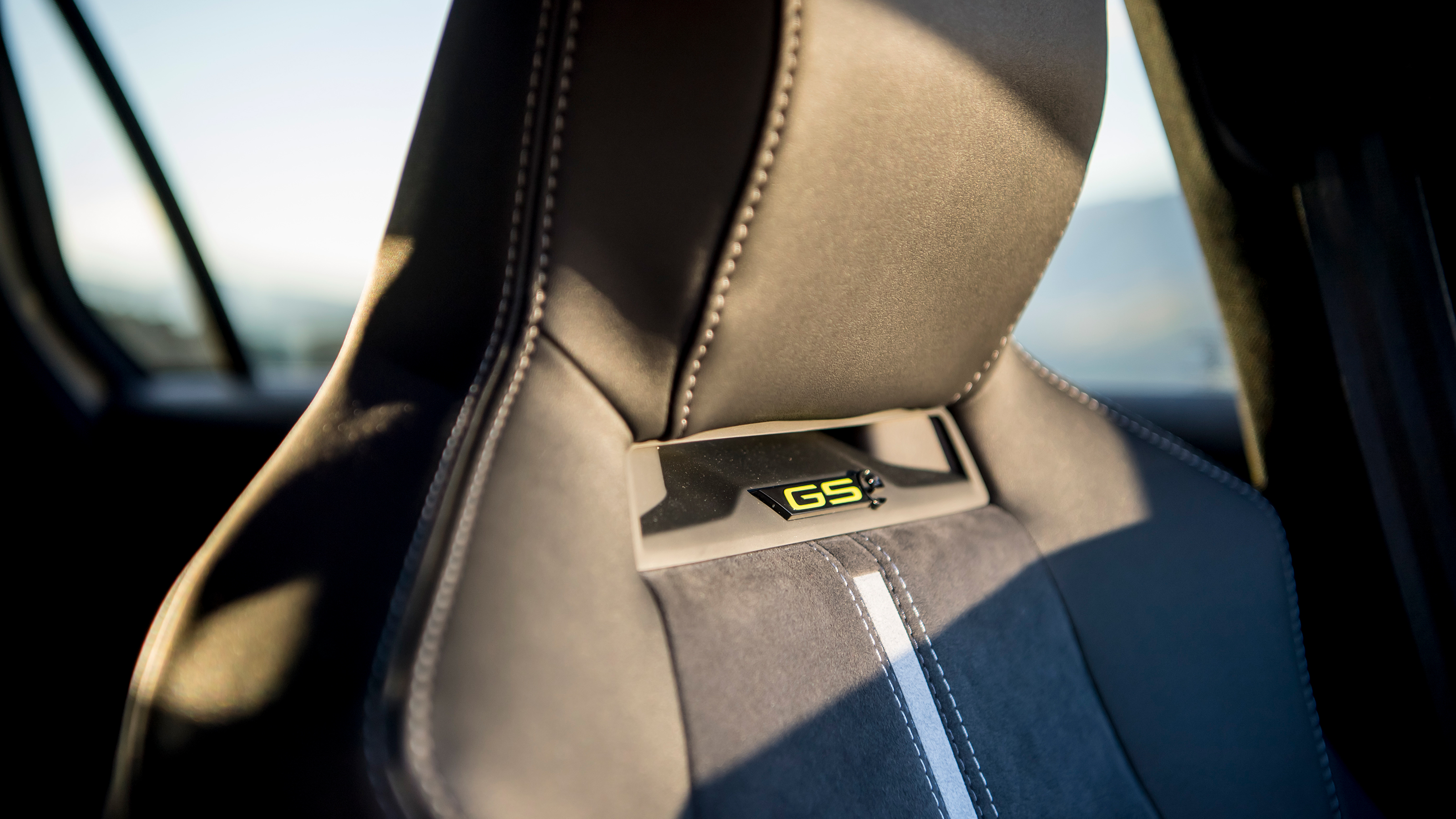 Vauxhall Astra Sports Tourer GSe - driver's headrest