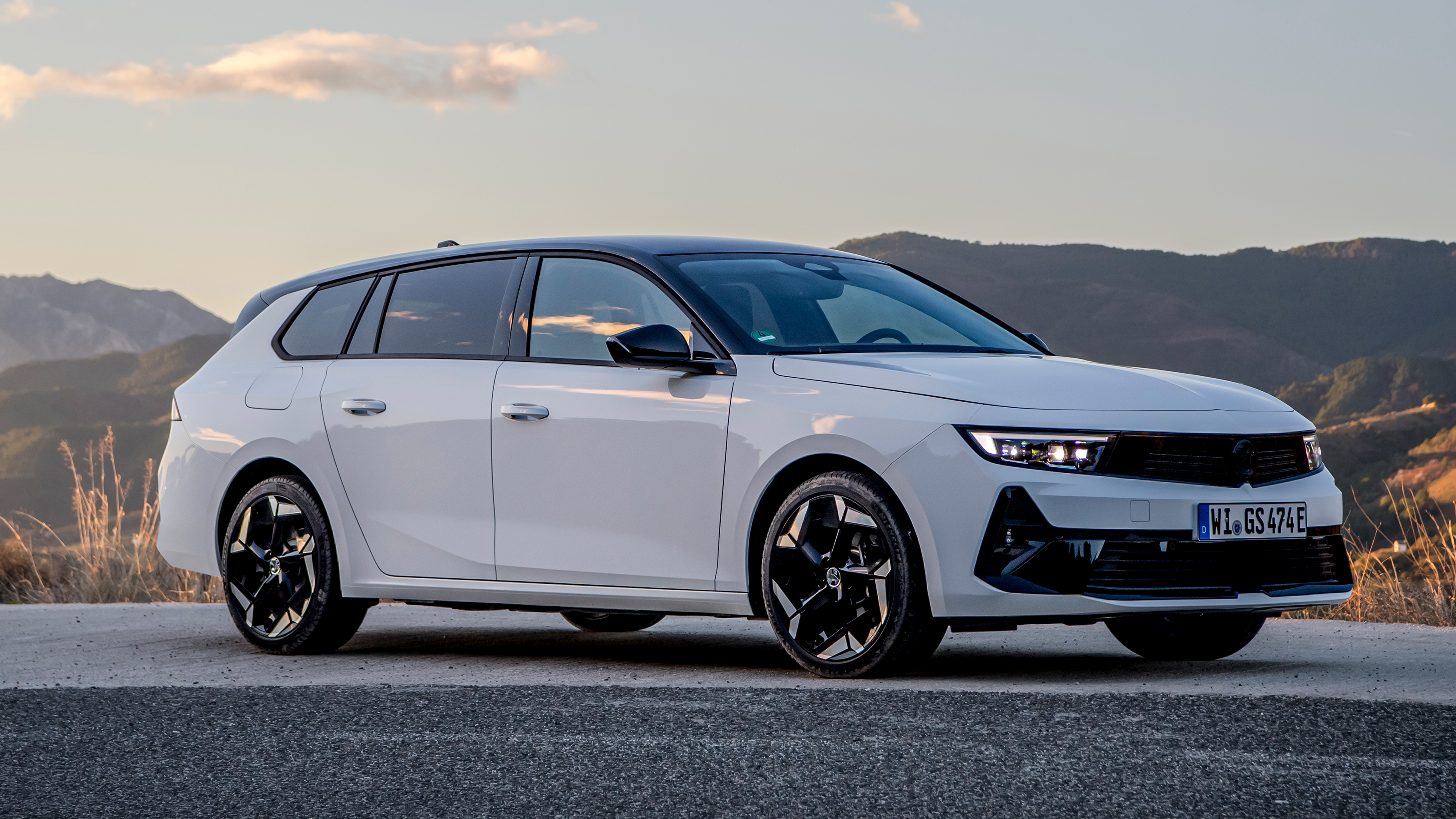 Vauxhall Astra Sports Tourer GSe - front static