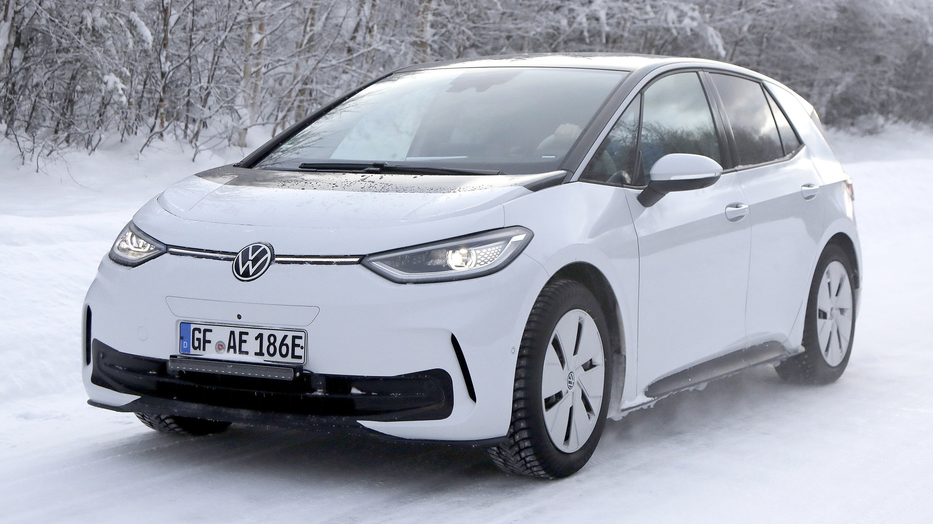 Volkswagen ID3 facelift spyshot 2
