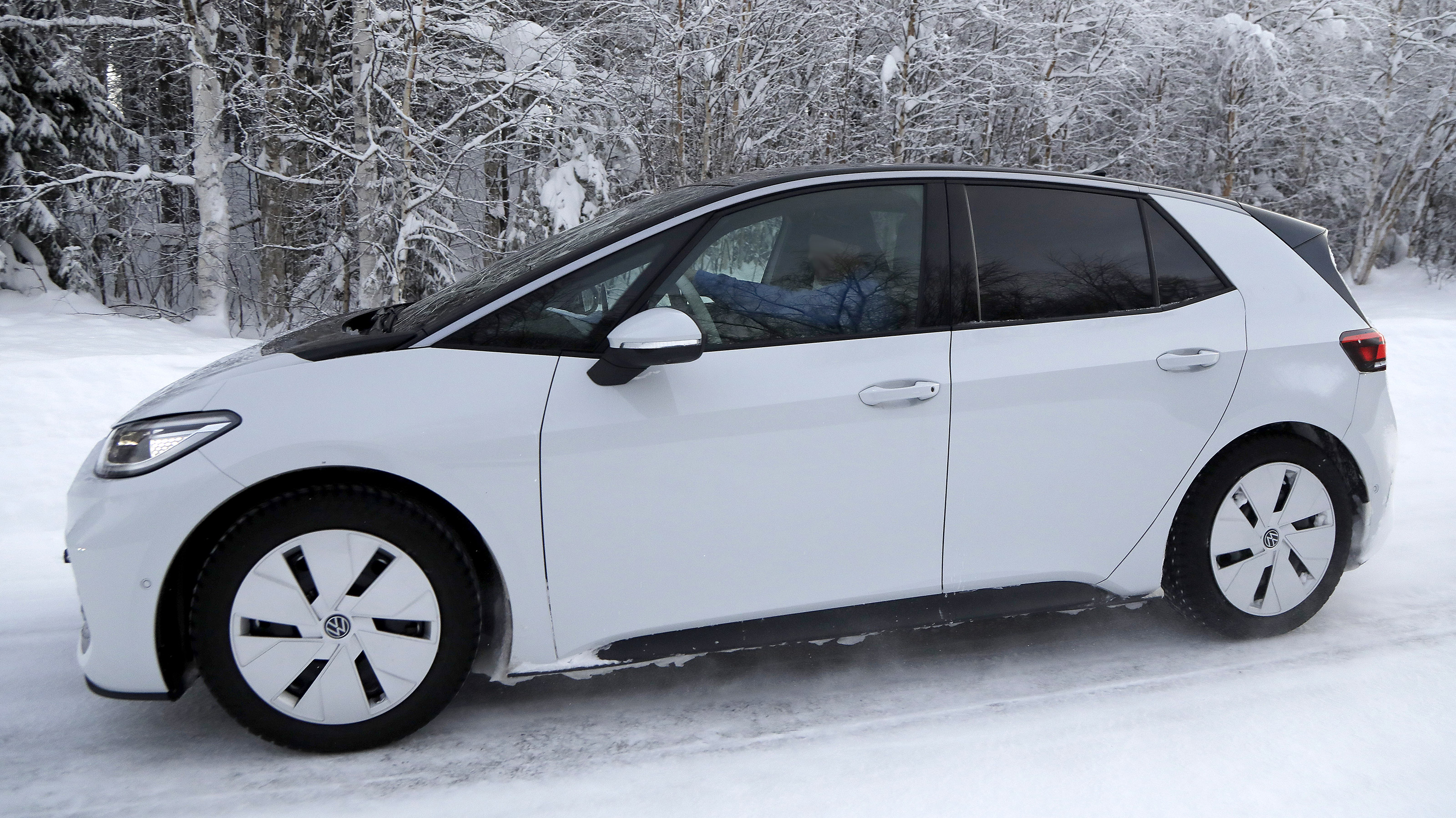 Volkswagen ID3 facelift spyshot 4