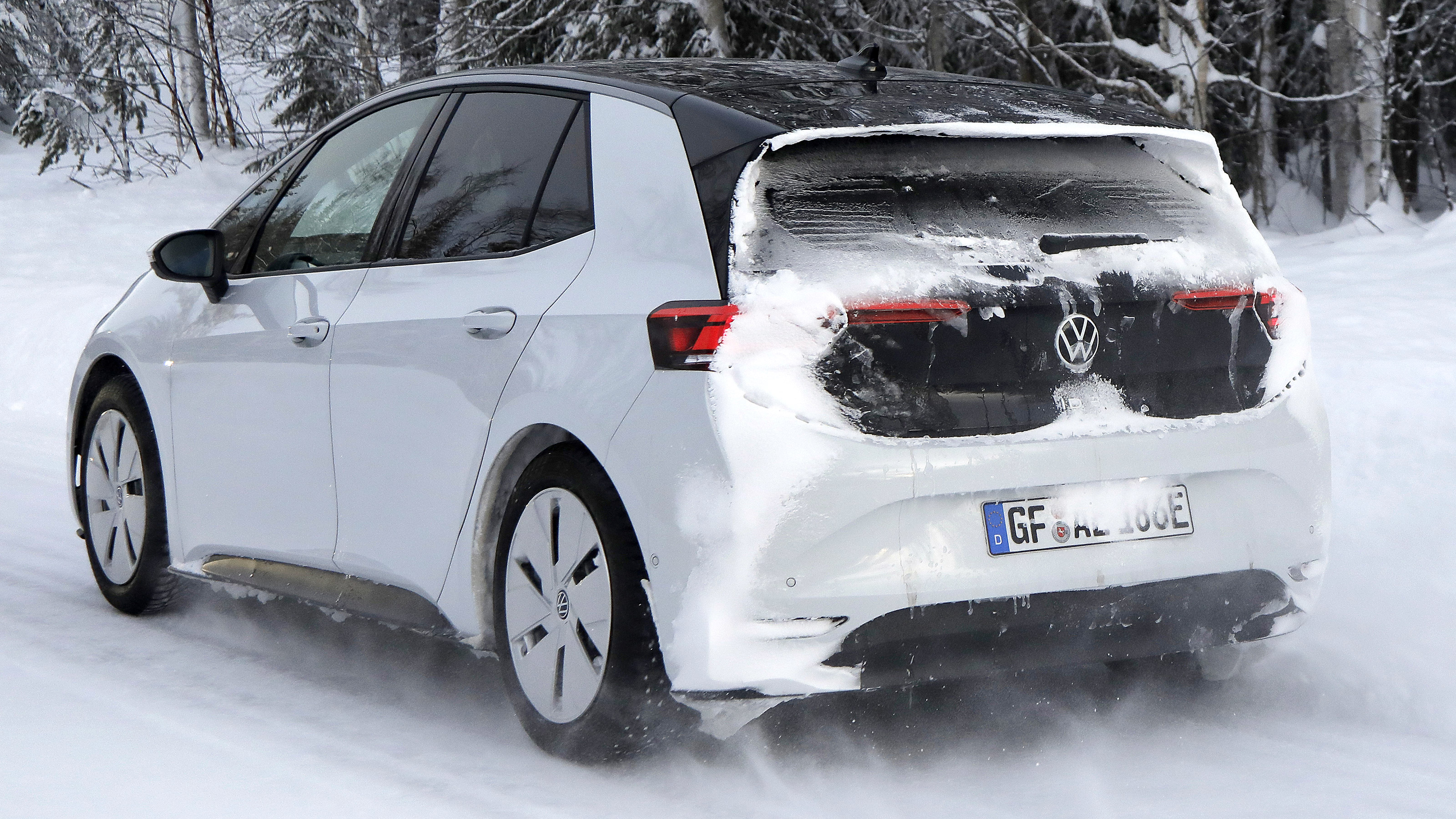 Volkswagen ID3 facelift spyshot 7