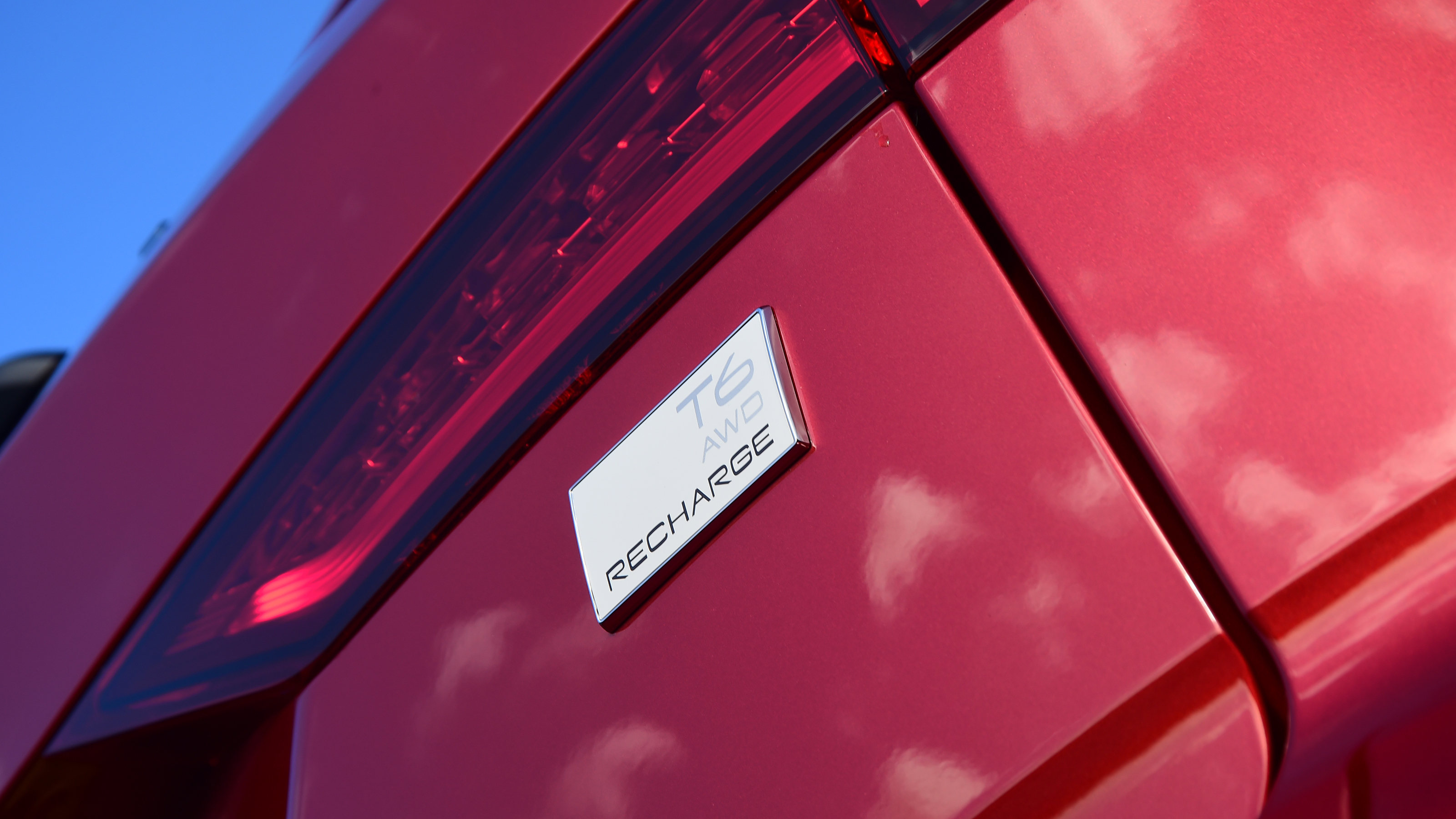 Volvo V60 - Recharge badge