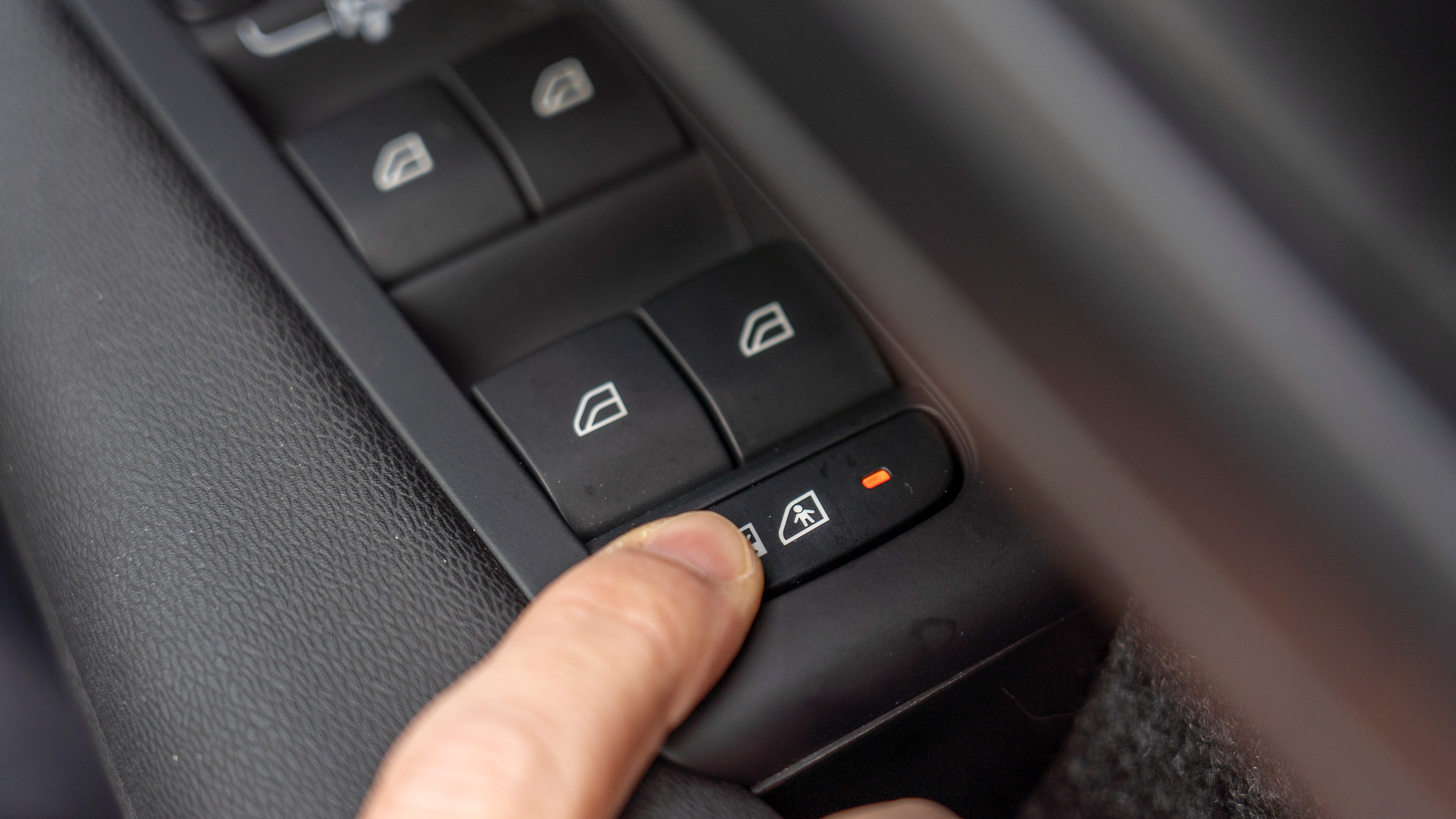 Volvo XC40 Recharge Plus long termer - first report window