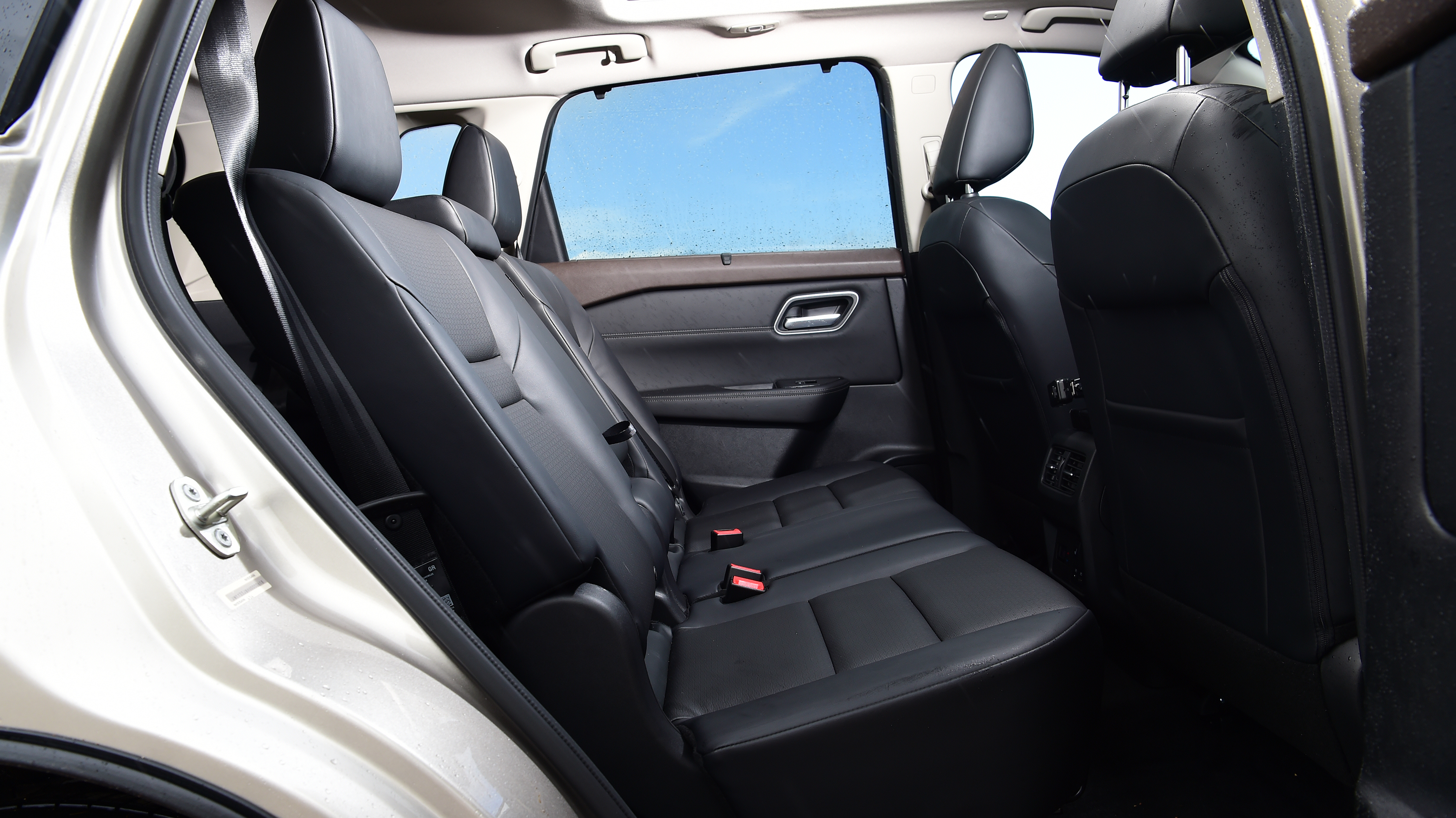 Nissan X-Trail - middle row of seats