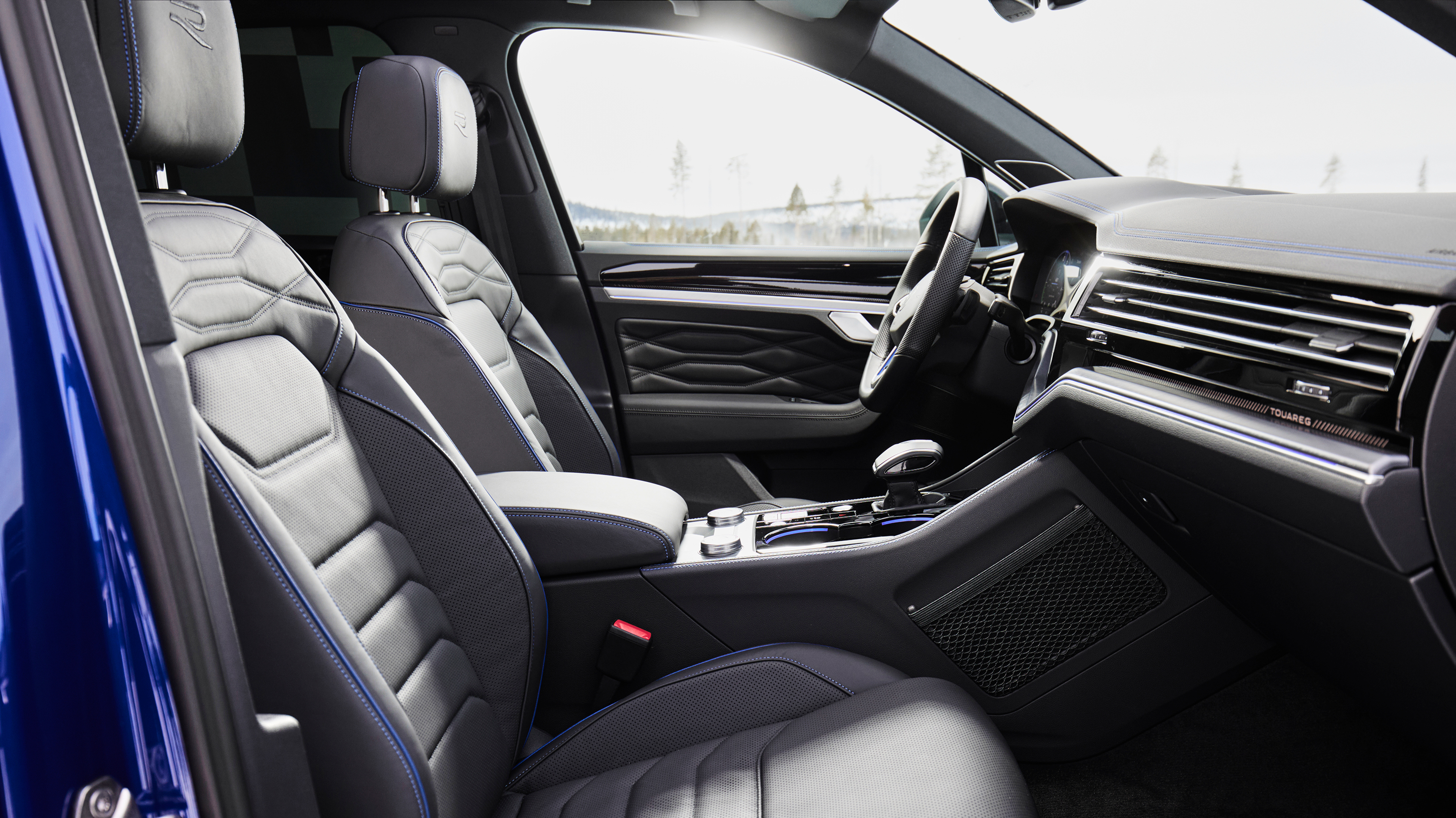 2023 Volkswagen Touareg - front seats