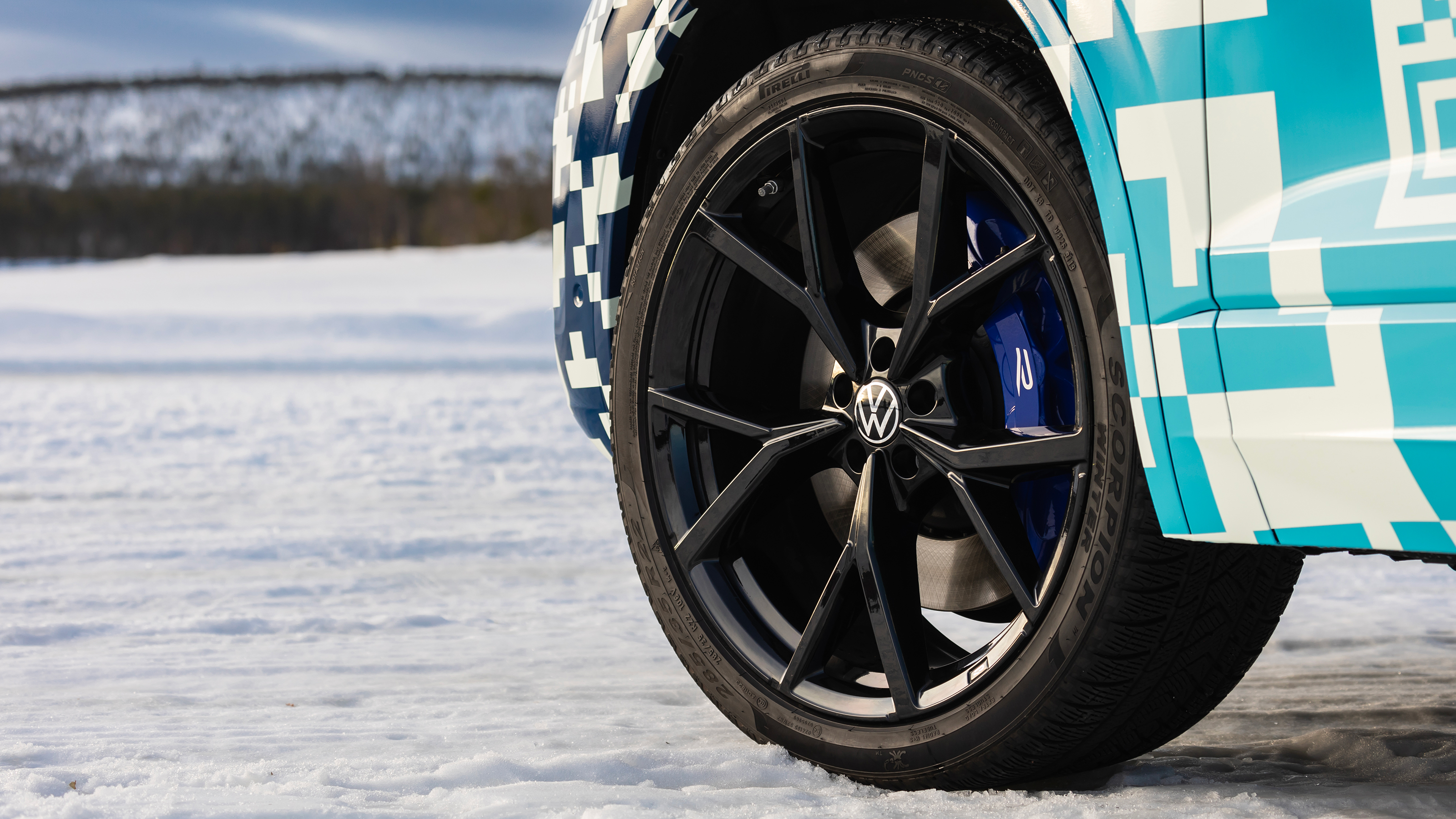 2023 Volkswagen Touareg - front n/s wheel