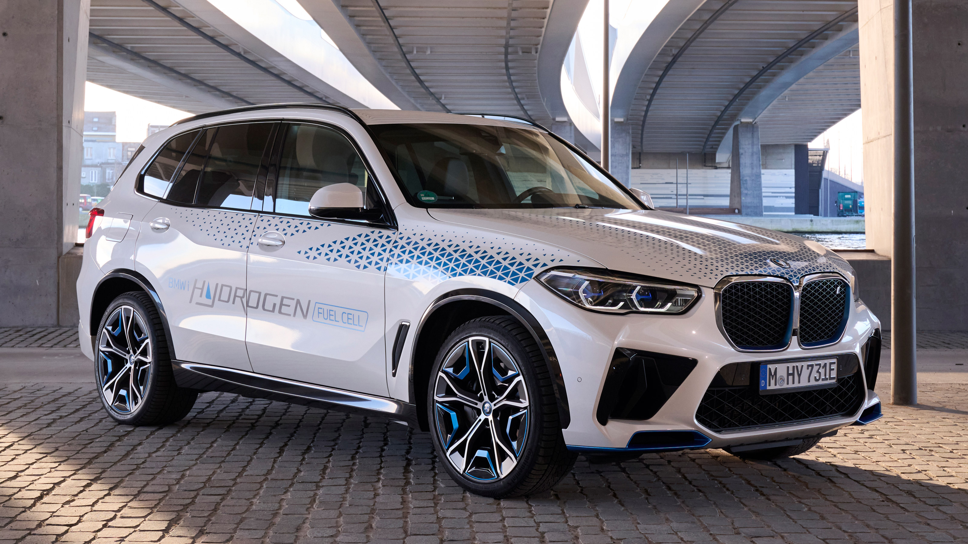 BMW iX5 Hydrogen - front static
