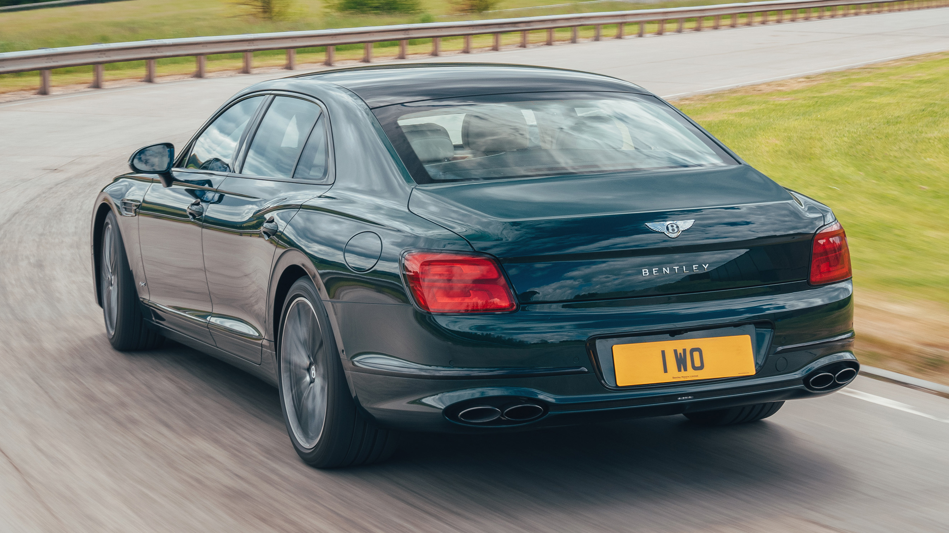 Bentley Flying Spur Hybrid - rear tracking