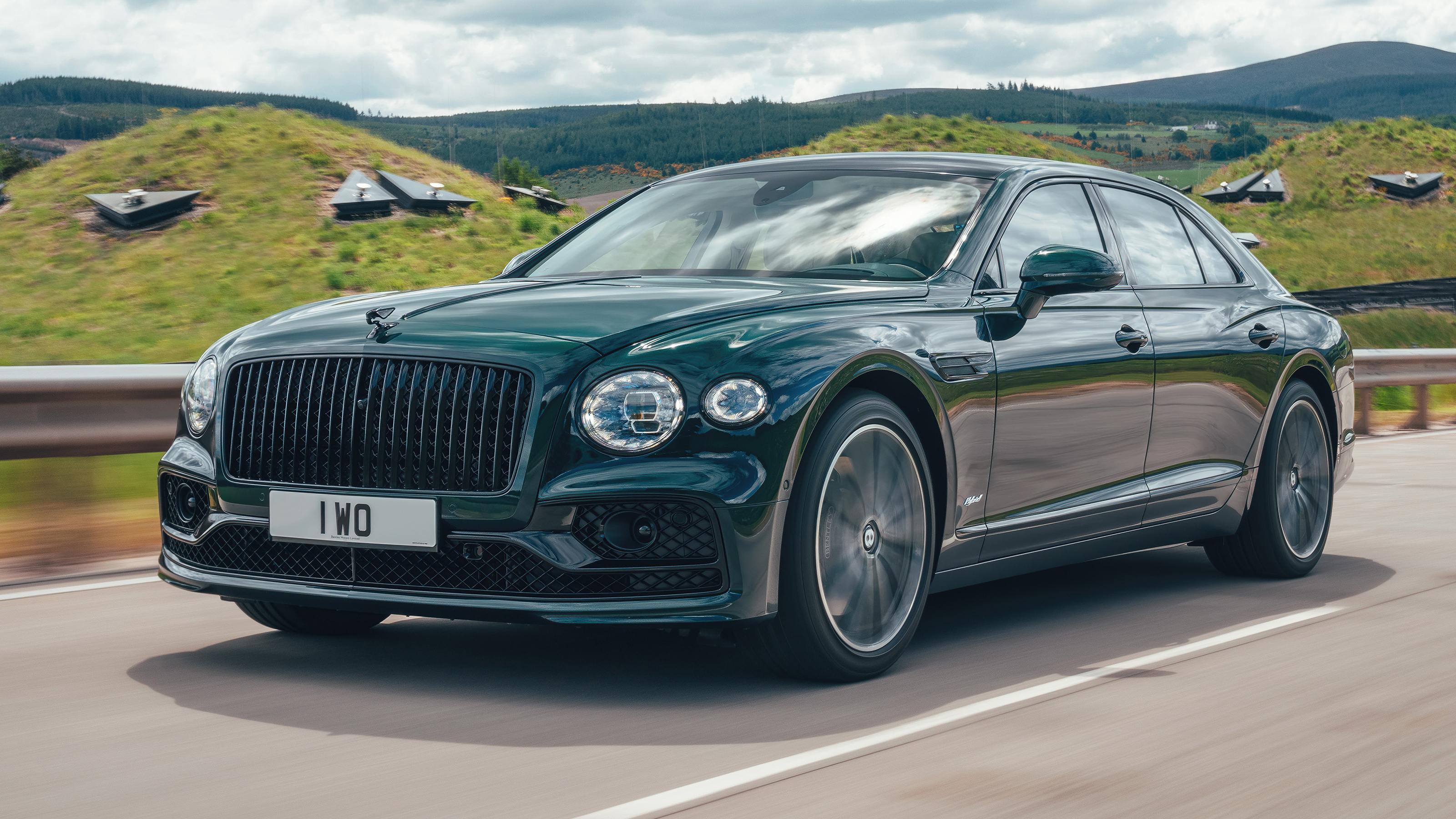 Bentley Flying Spur Hybrid - front tracking