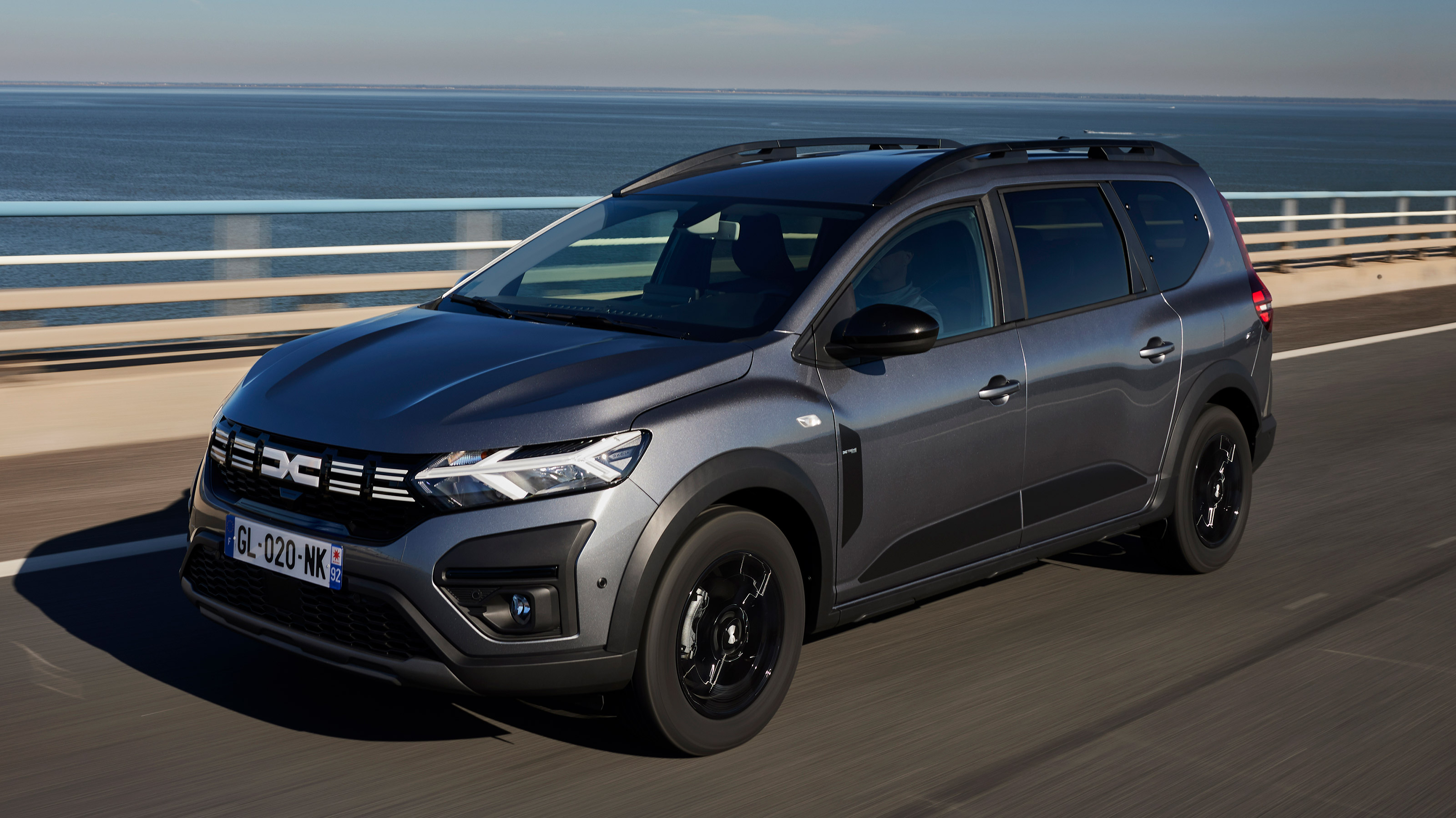 Dacia Jogger Hybrid 140 - front action