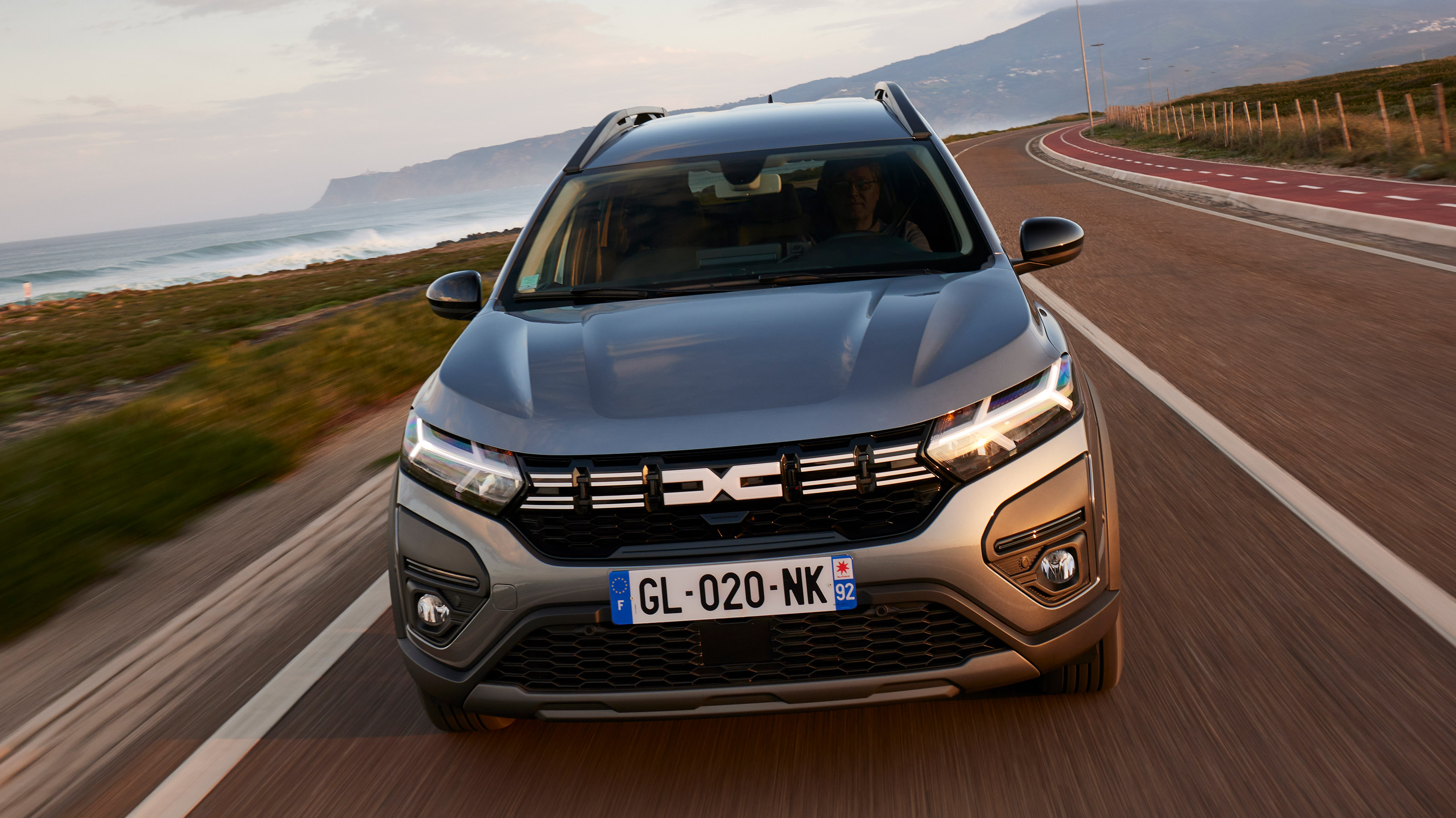 Dacia Jogger Hybrid 140 - full front action