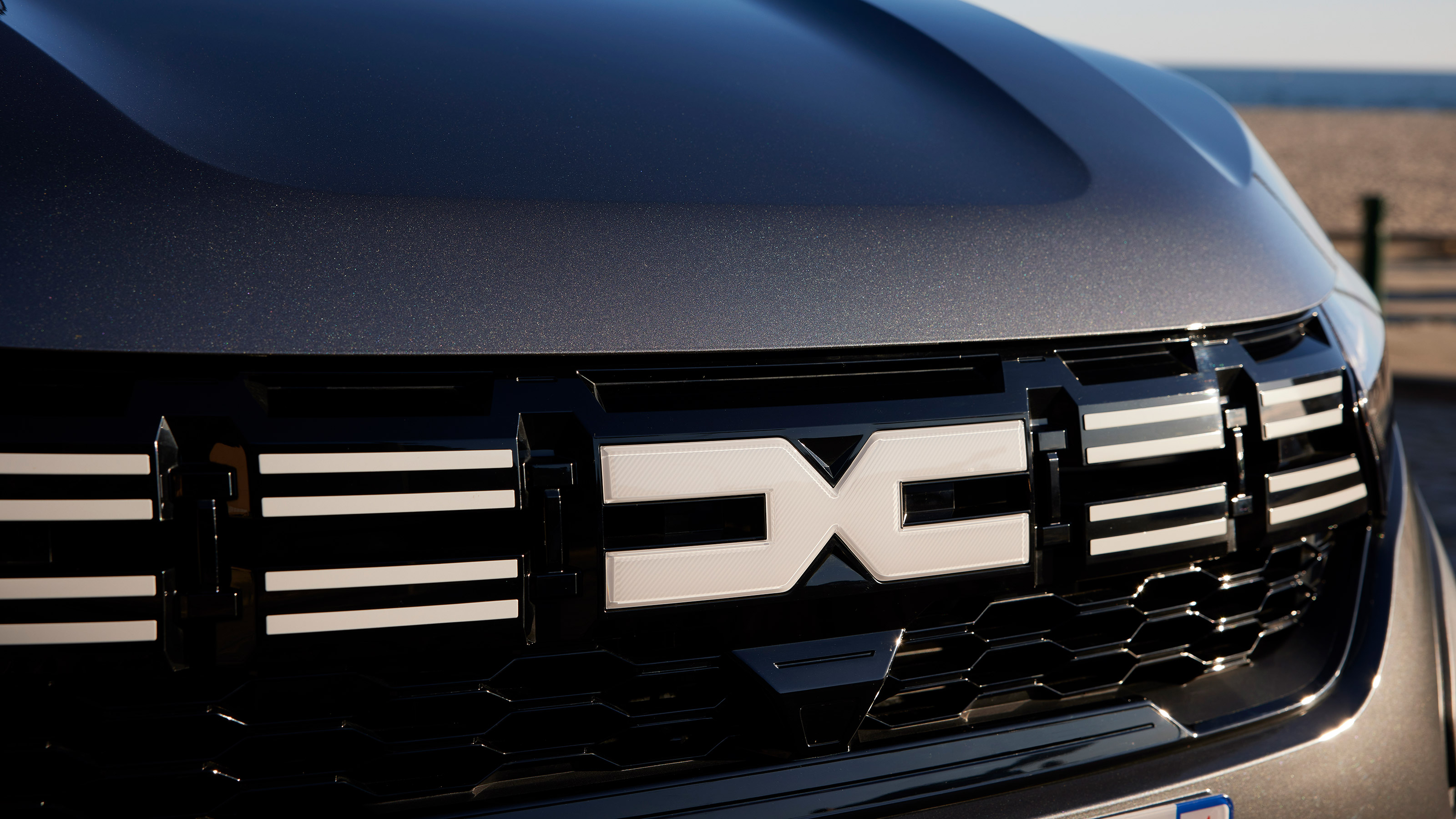 Dacia Jogger Hybrid 140 - front badge