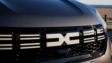 Dacia Jogger Hybrid 140 - front badge
