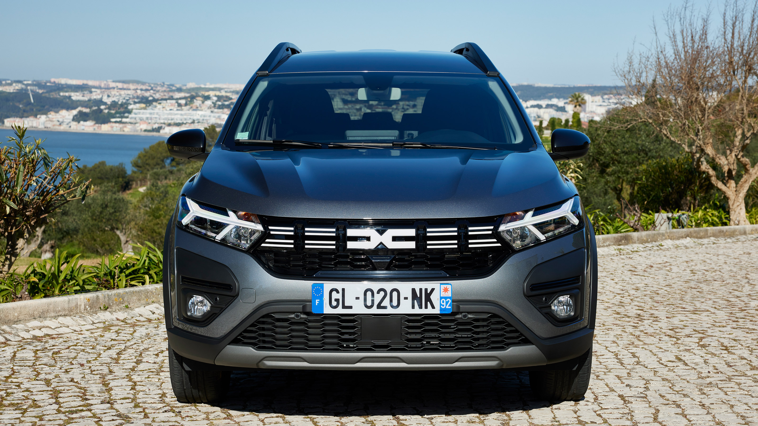 Dacia Jogger Hybrid 140 - full front