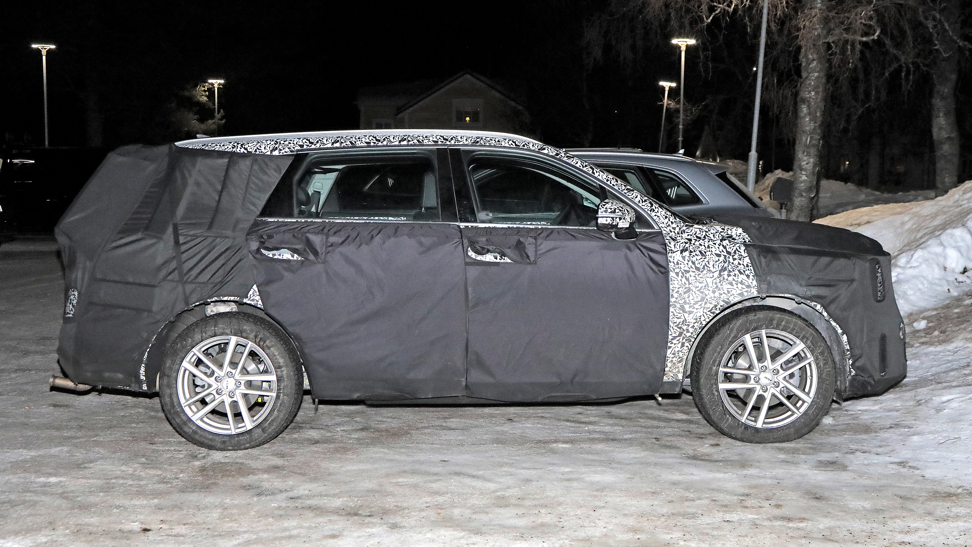 Kia Sorento facelift (camouflaged) - side